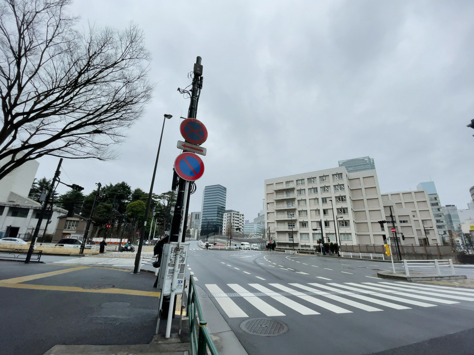 新宿土地建物第11ビル前面の通り