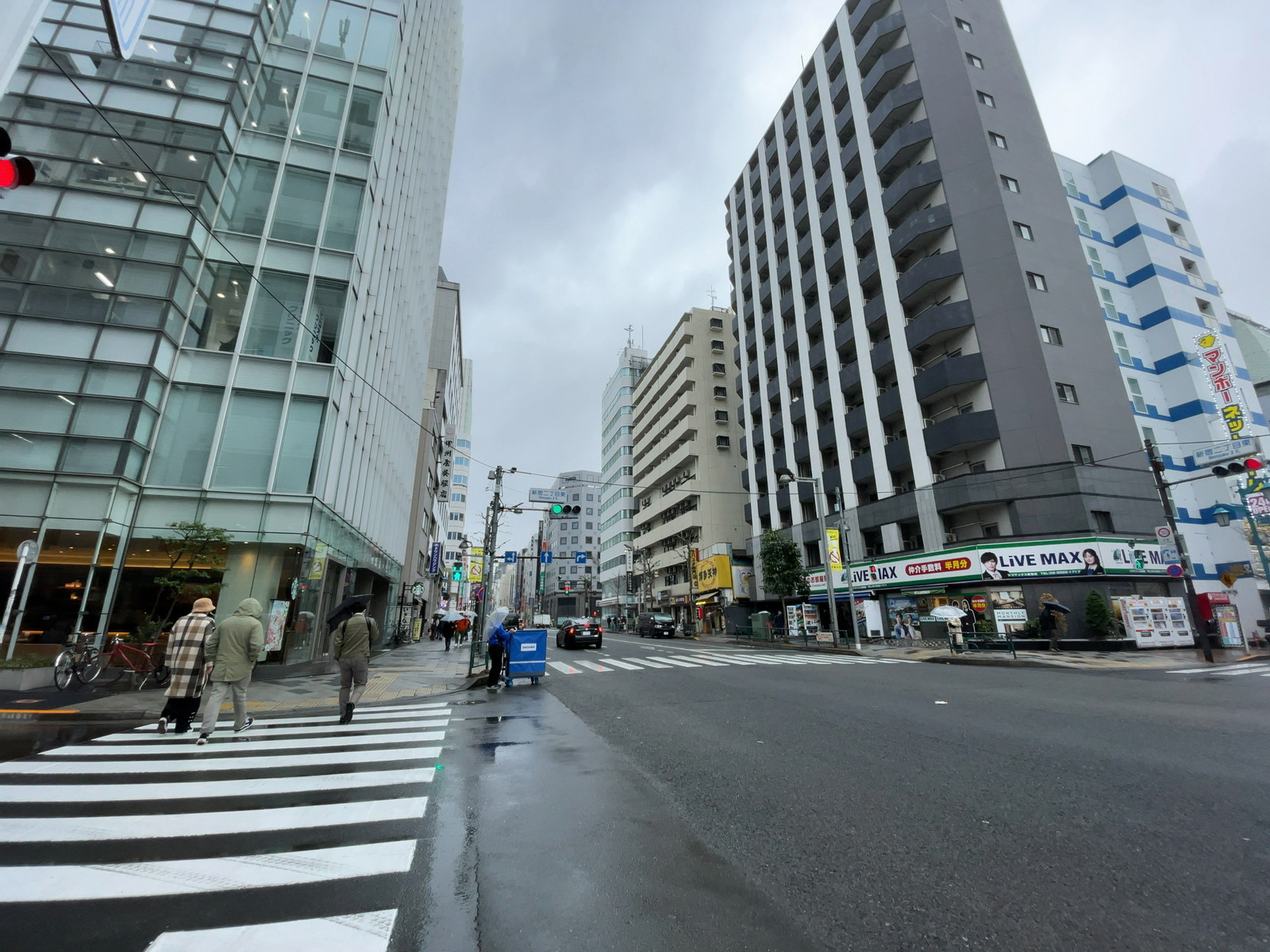 新宿御苑ビル前面の通り