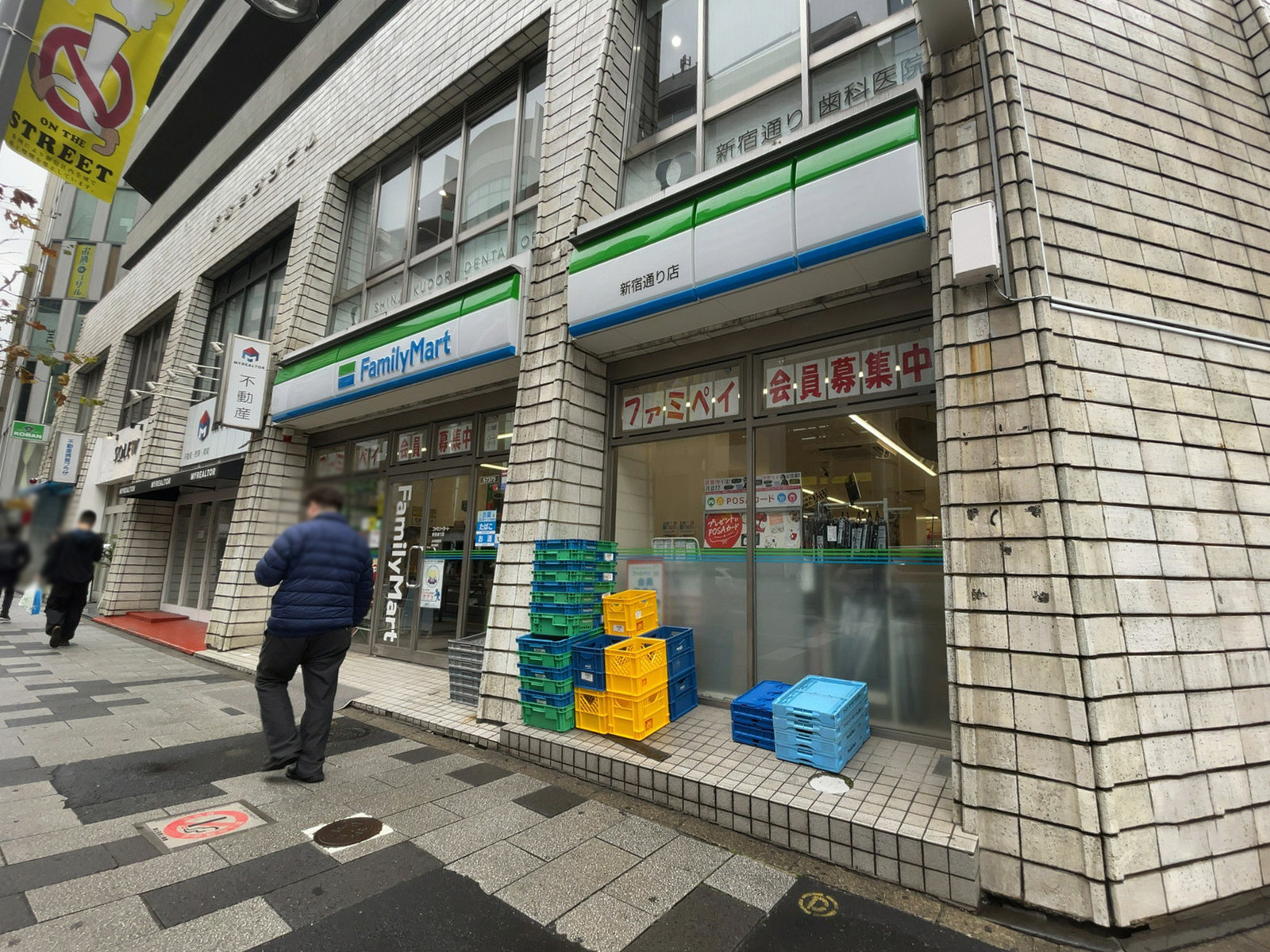近くのファミリーマート 新宿通り店