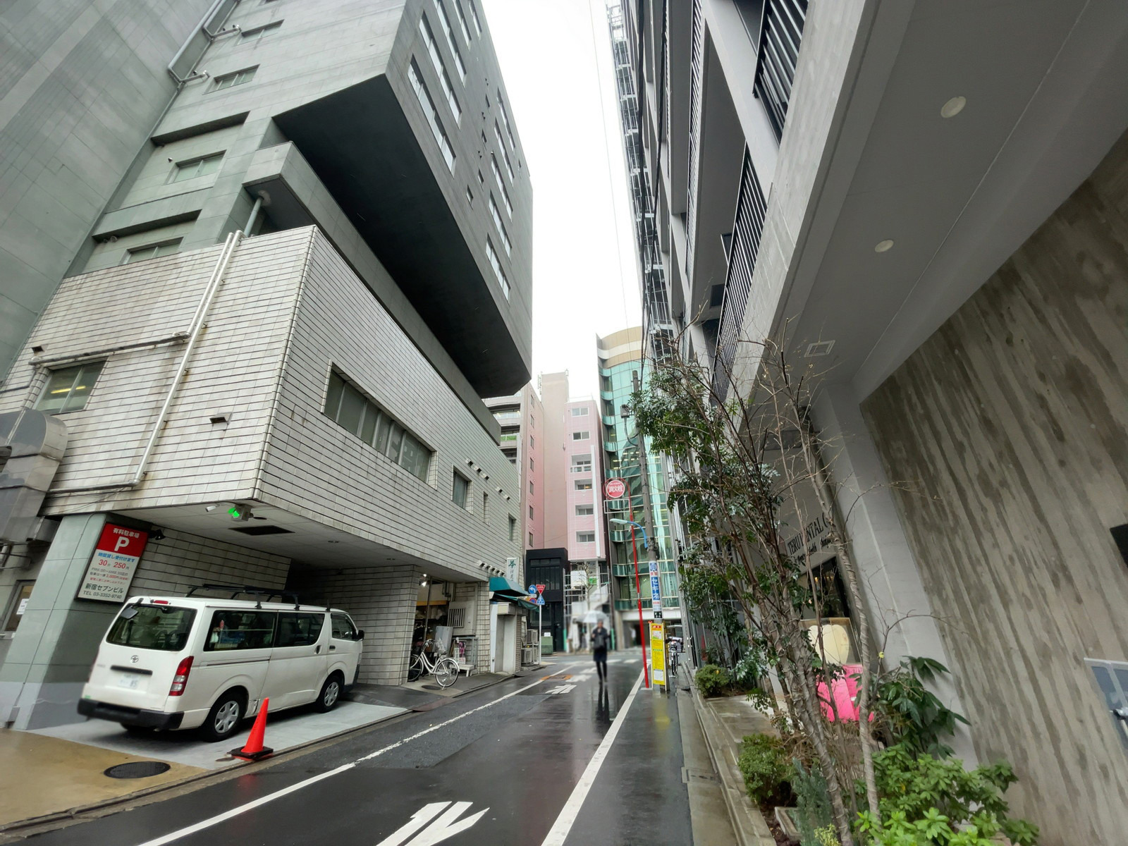 PARKFRONT SHINJUKU前面の通り