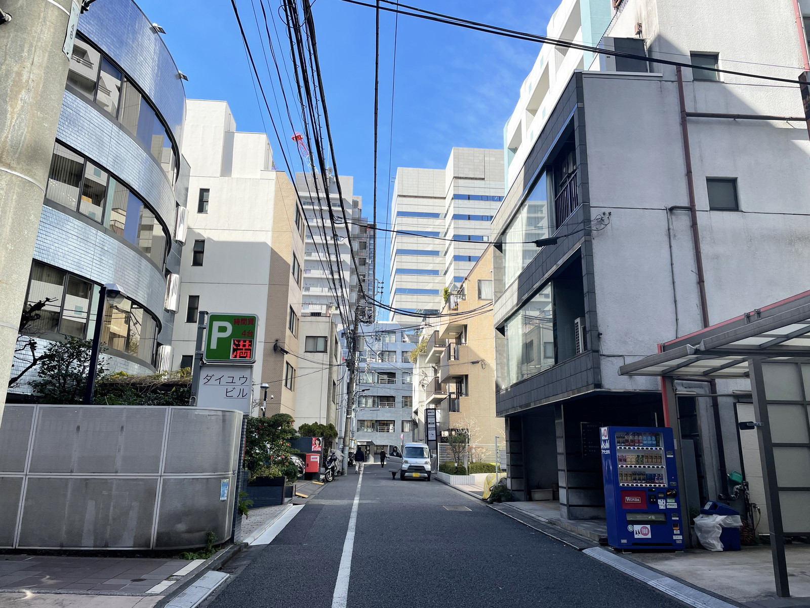 ワースリビングFKOビル前面の通り