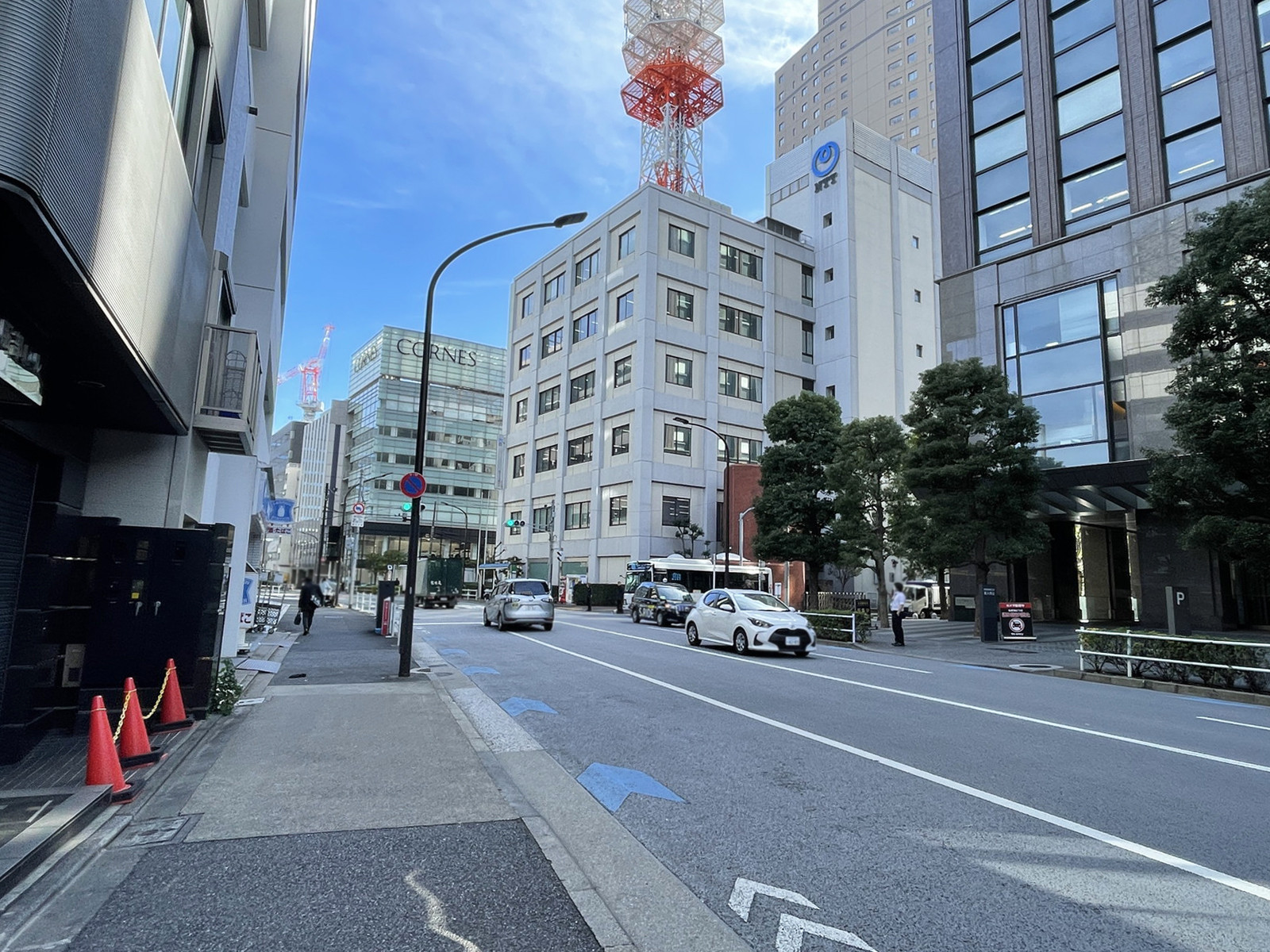 ニットクビル前面の通り