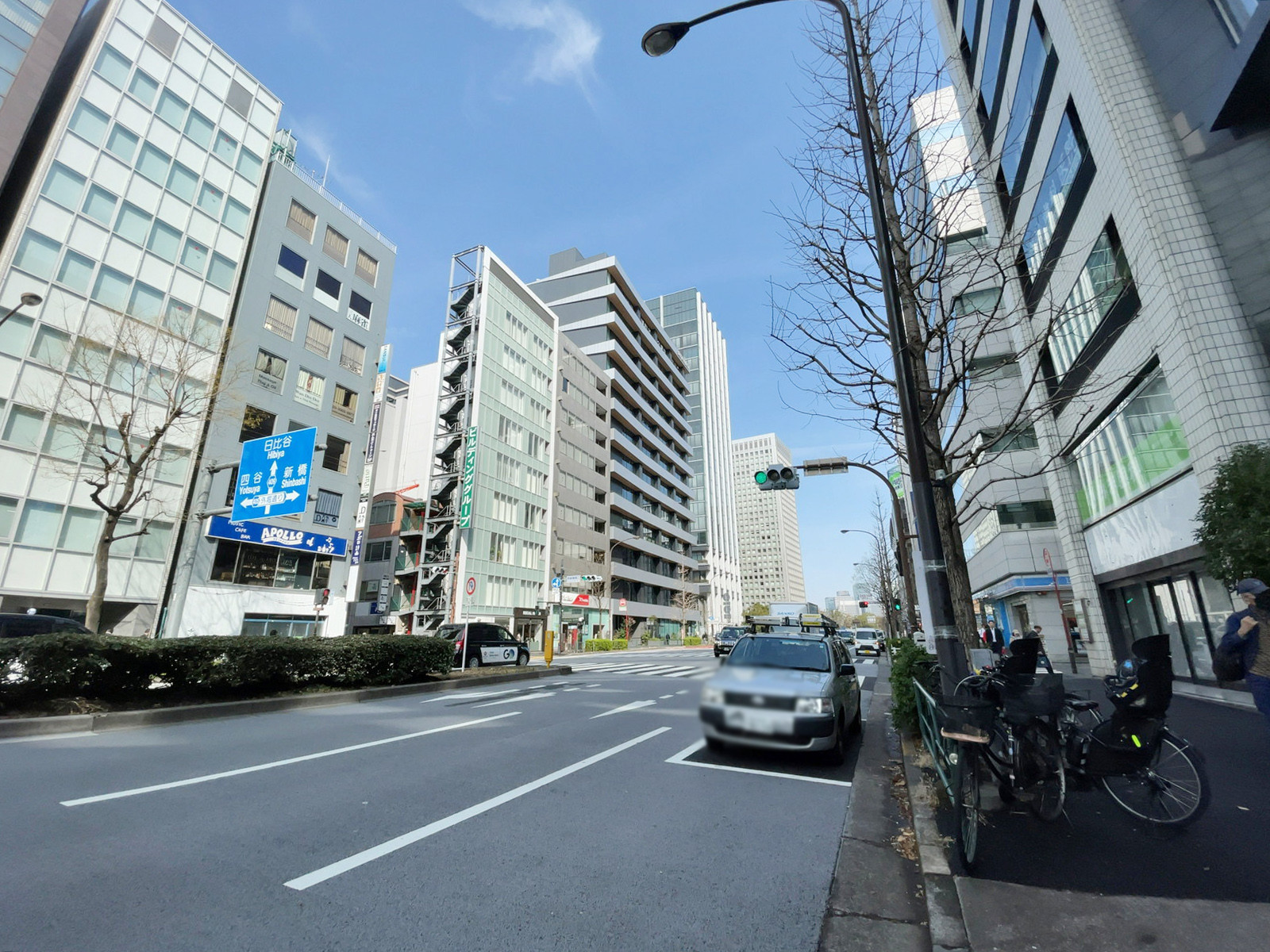 新橋I-Nビル前面の日比谷通り