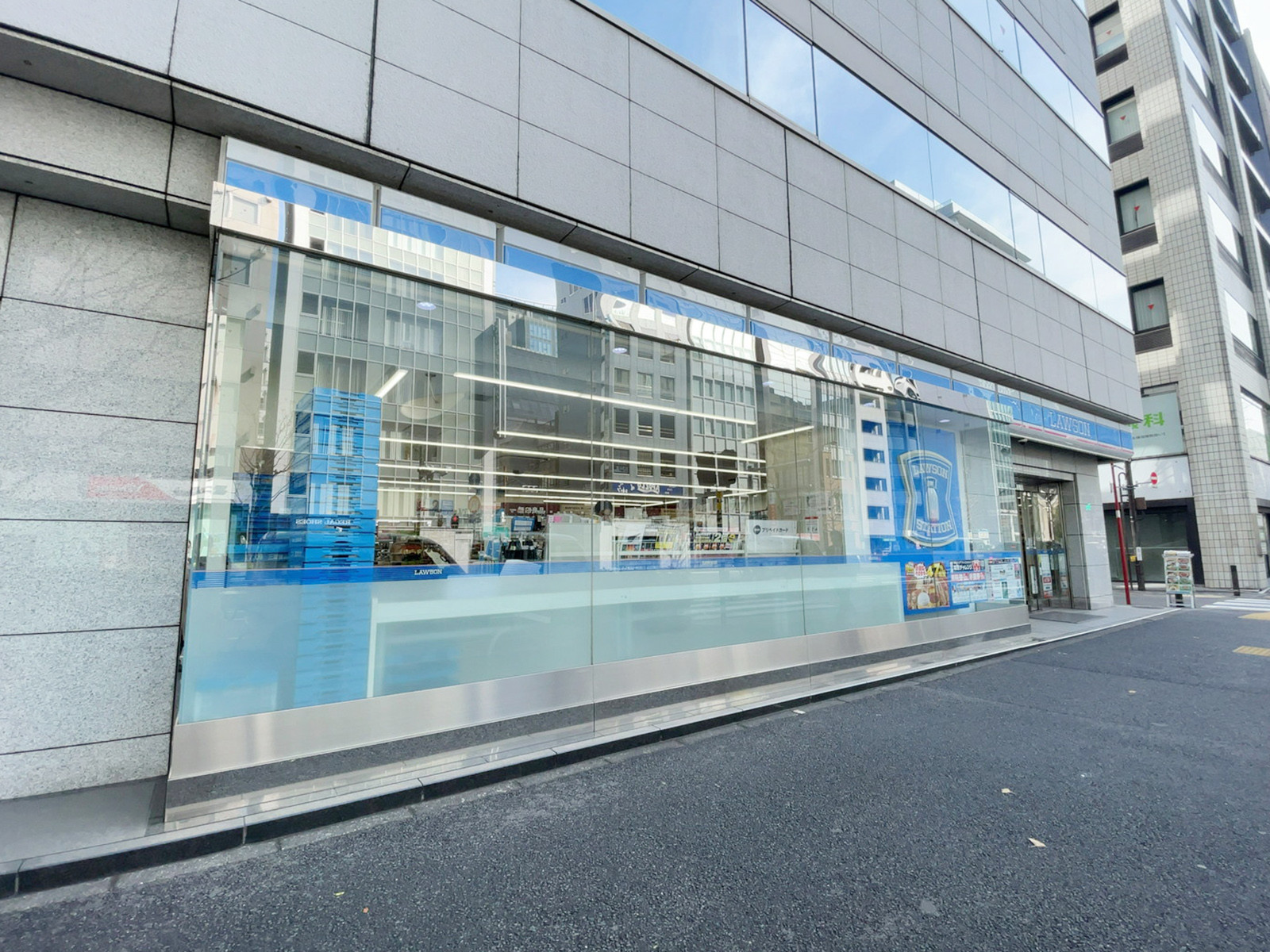 徒歩1分のローソン 新橋日比谷通店