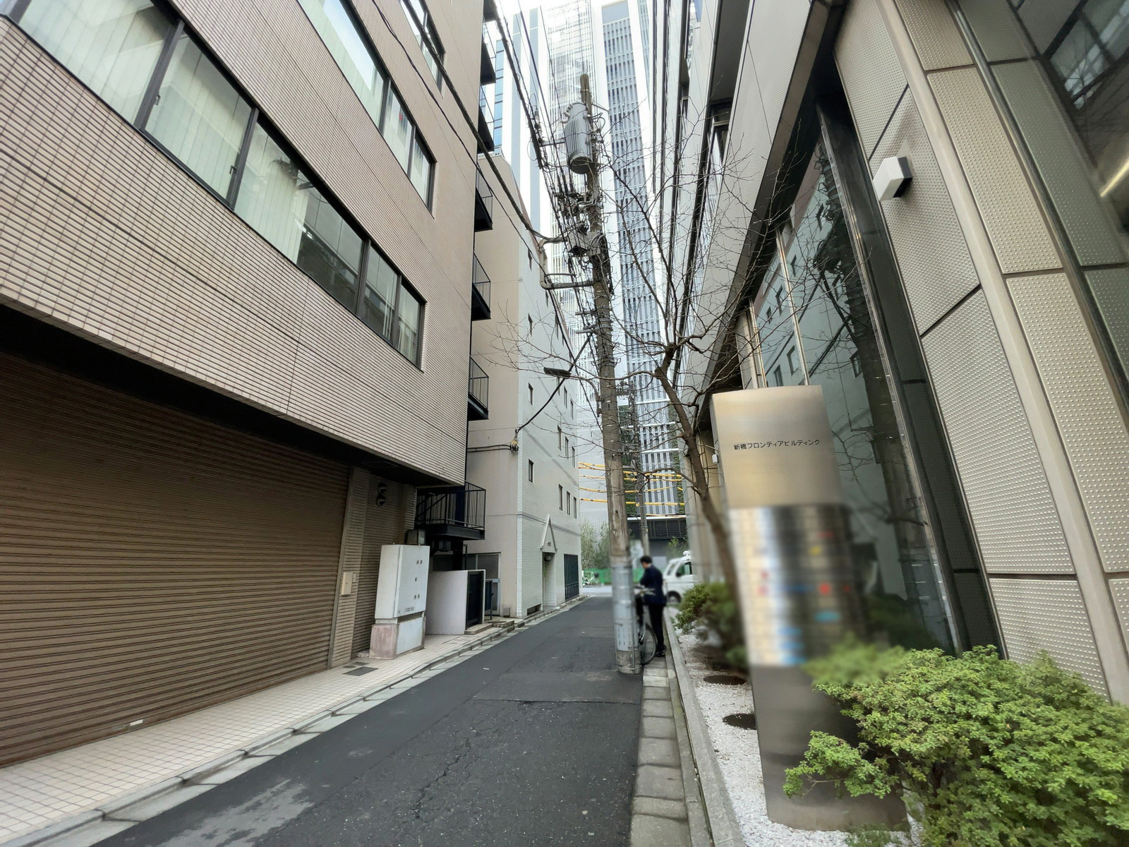 新橋フロンティアビルディング前面の通り