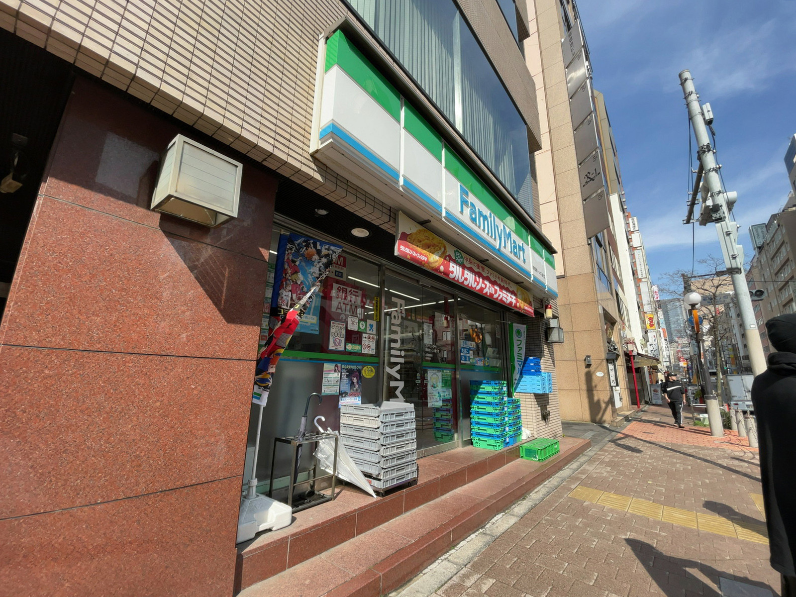 徒歩1分のファミリーマート 新橋赤レンガ通り店