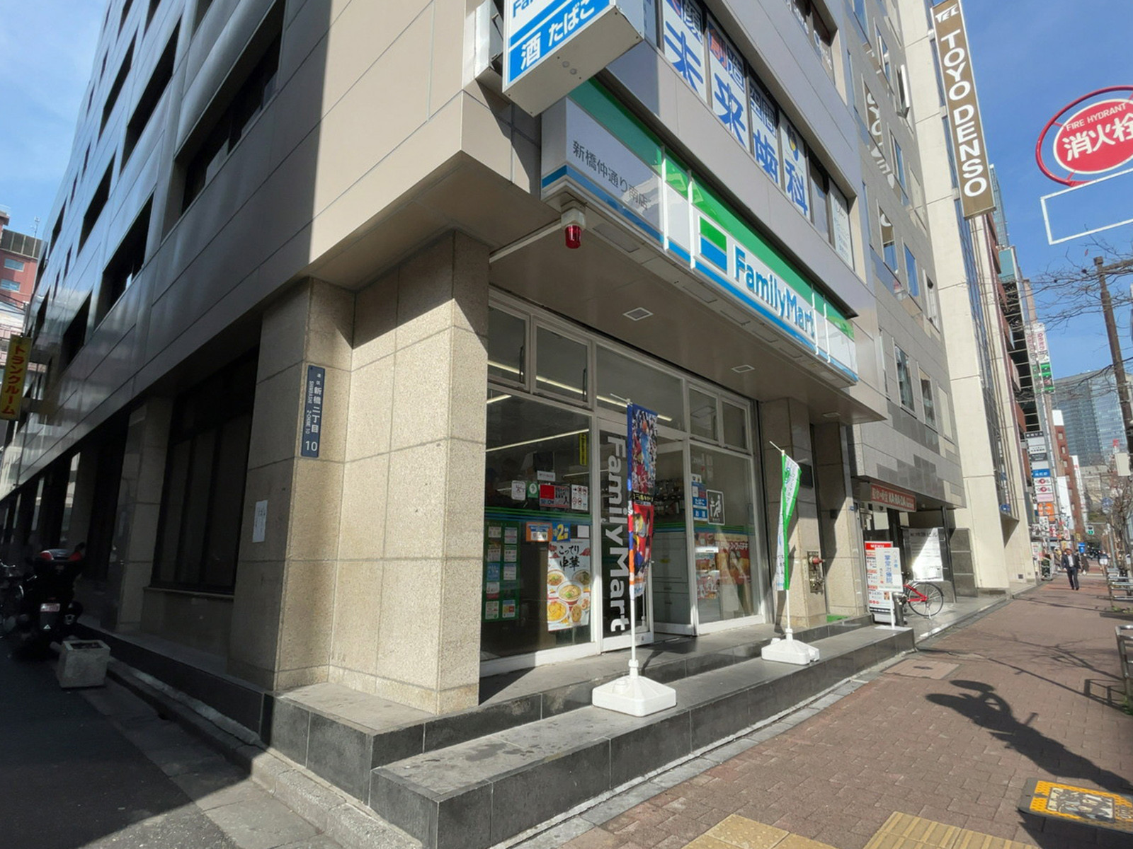 徒歩1分のファミリーマート 新橋仲通り南店