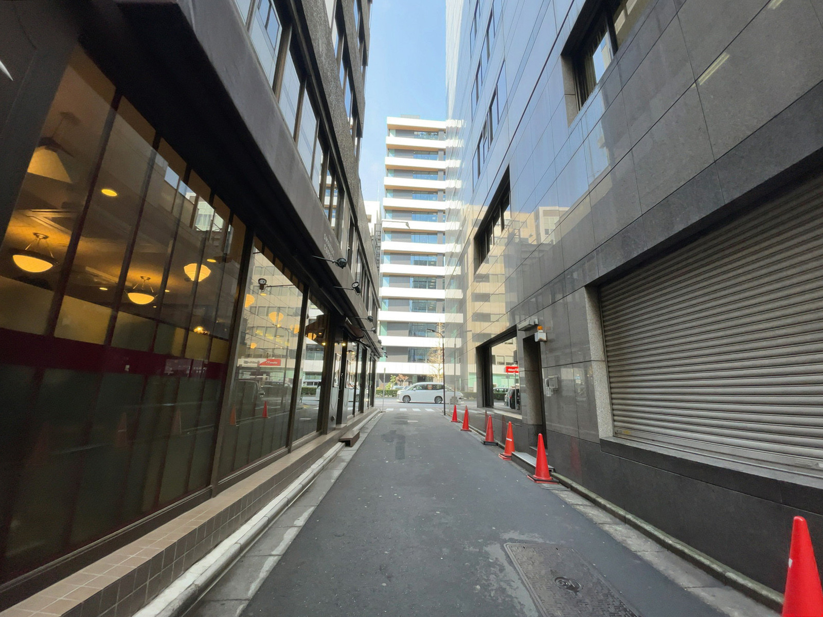 邦信ビル前面の通り