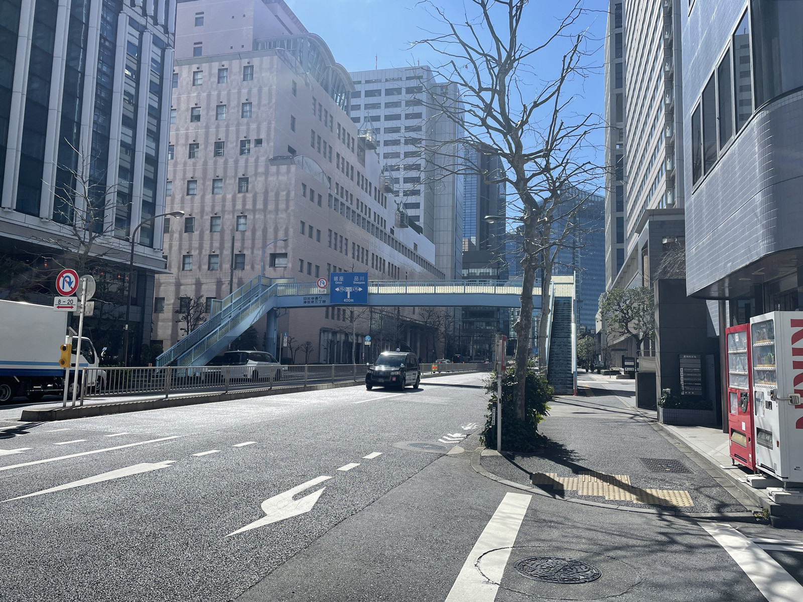 芝公園プラザビル前面の日比谷通り