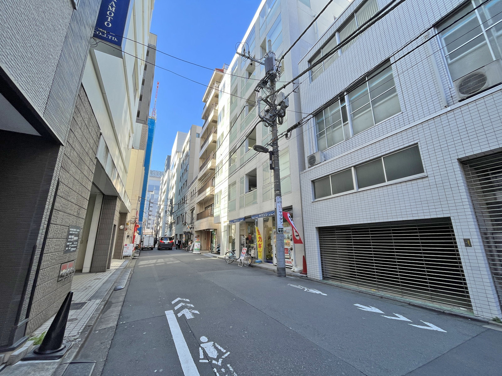 東京小売酒販会館前面通り
