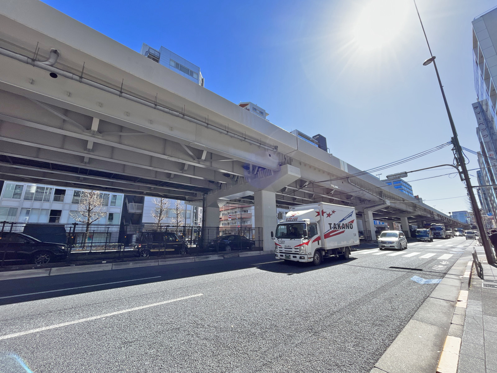 ホンダ御徒町ビル前面の昭和通り