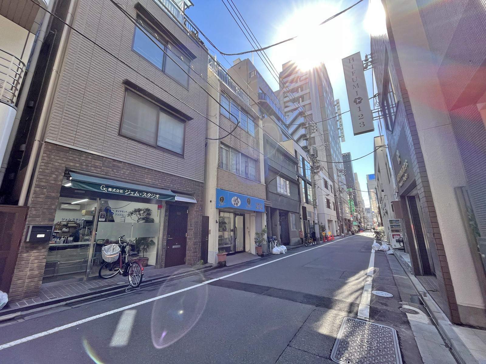 ONEST上野御徒町ビル前面通り