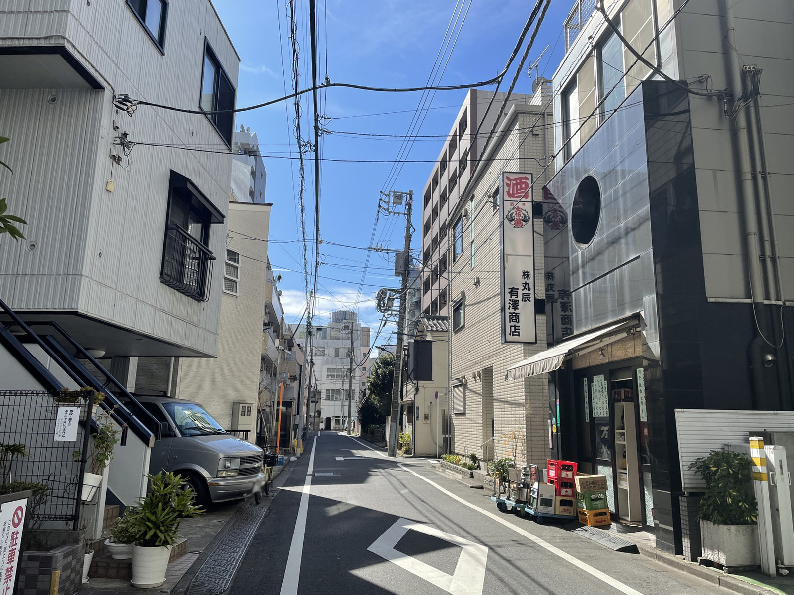 シントクビル前面の通り