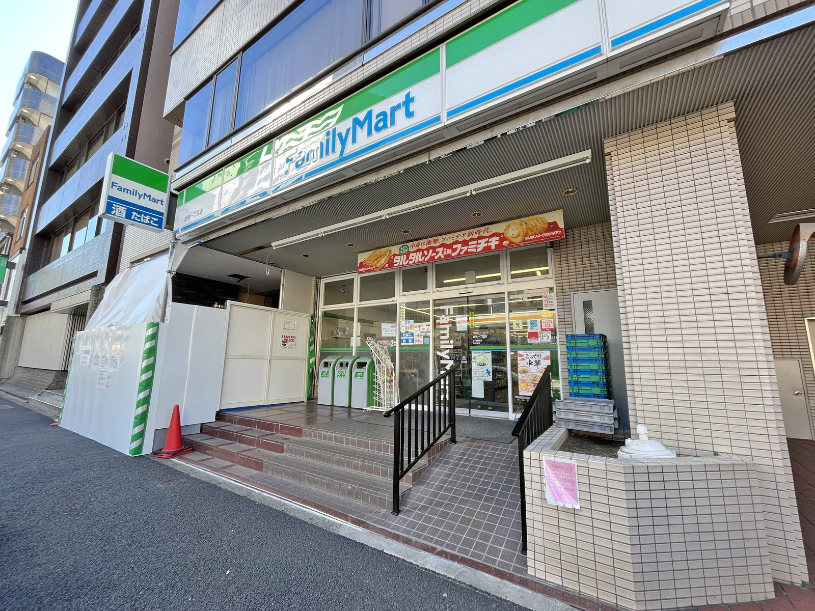 向かいの通りのファミリーマート台東一丁目店