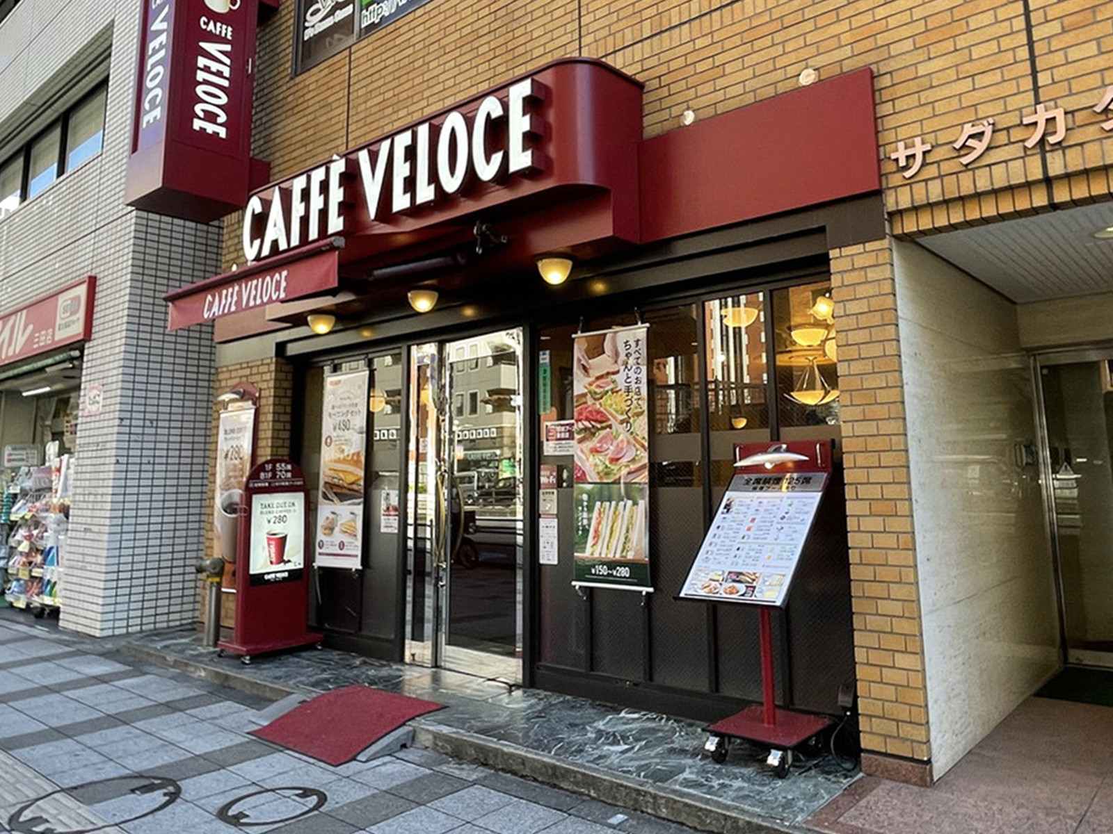 付近のカフェ・ベローチェ三田店