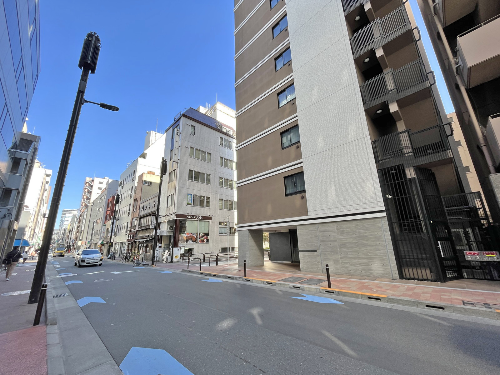 神田アーバンビルディング前面通り