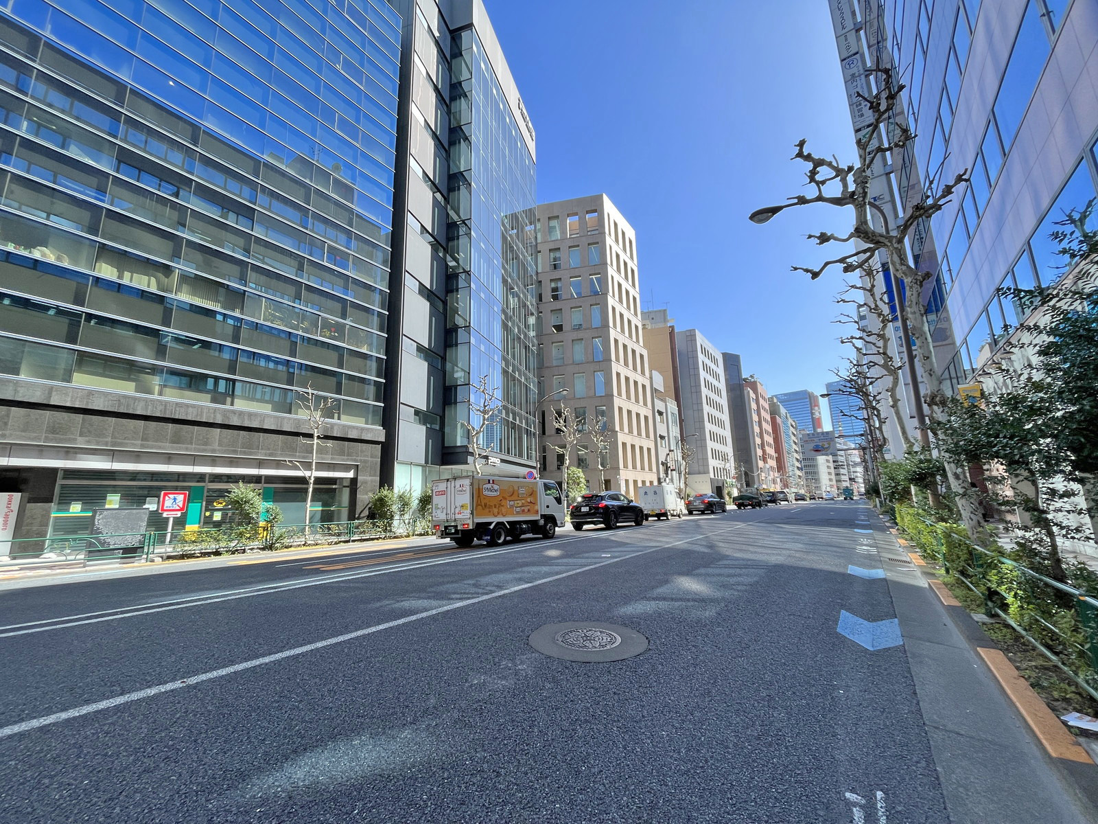 吹田屋ビル前面の外堀通り