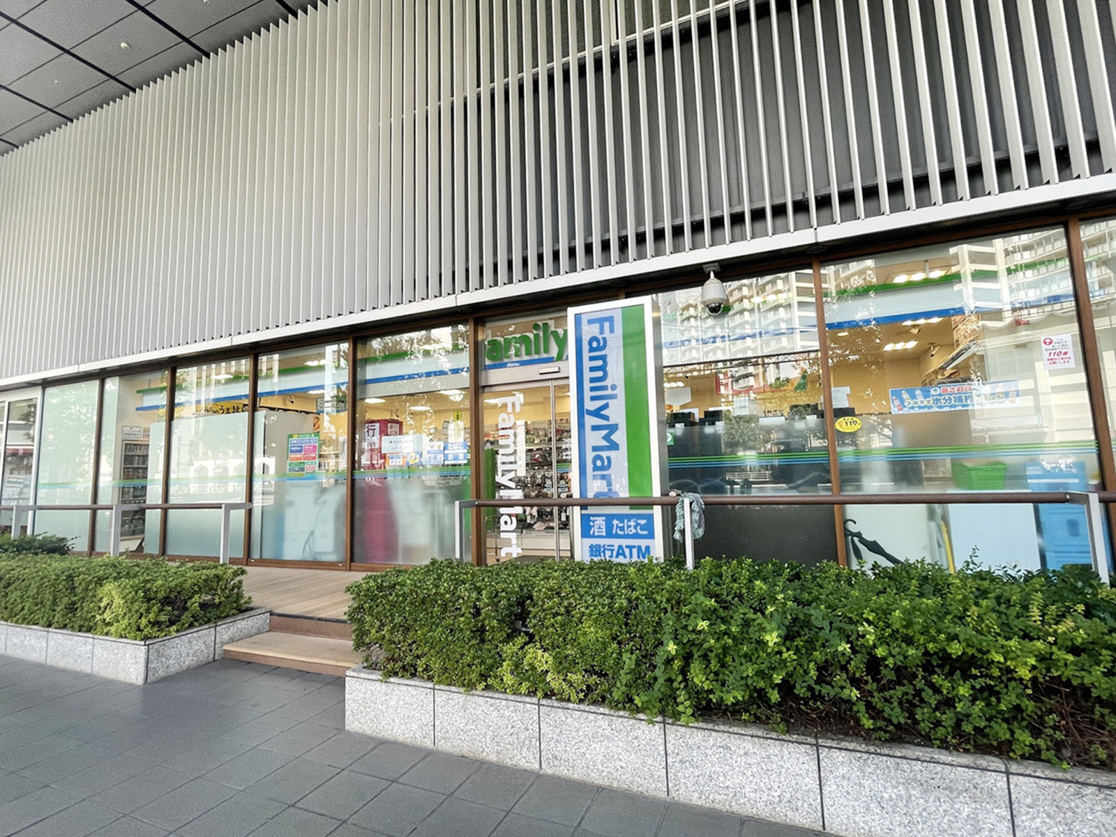 並びのファミリーマート田町駅北店