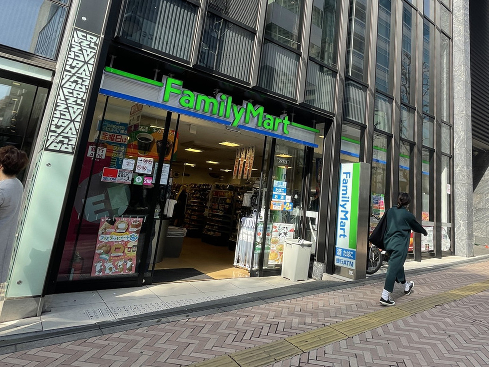 並びのファミリーマート渋谷公園通り店