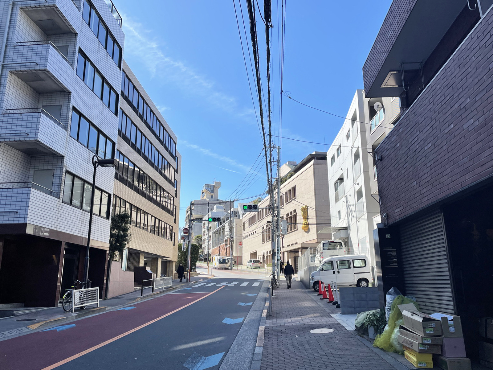 クイーンハイツ三田前面の聖坂