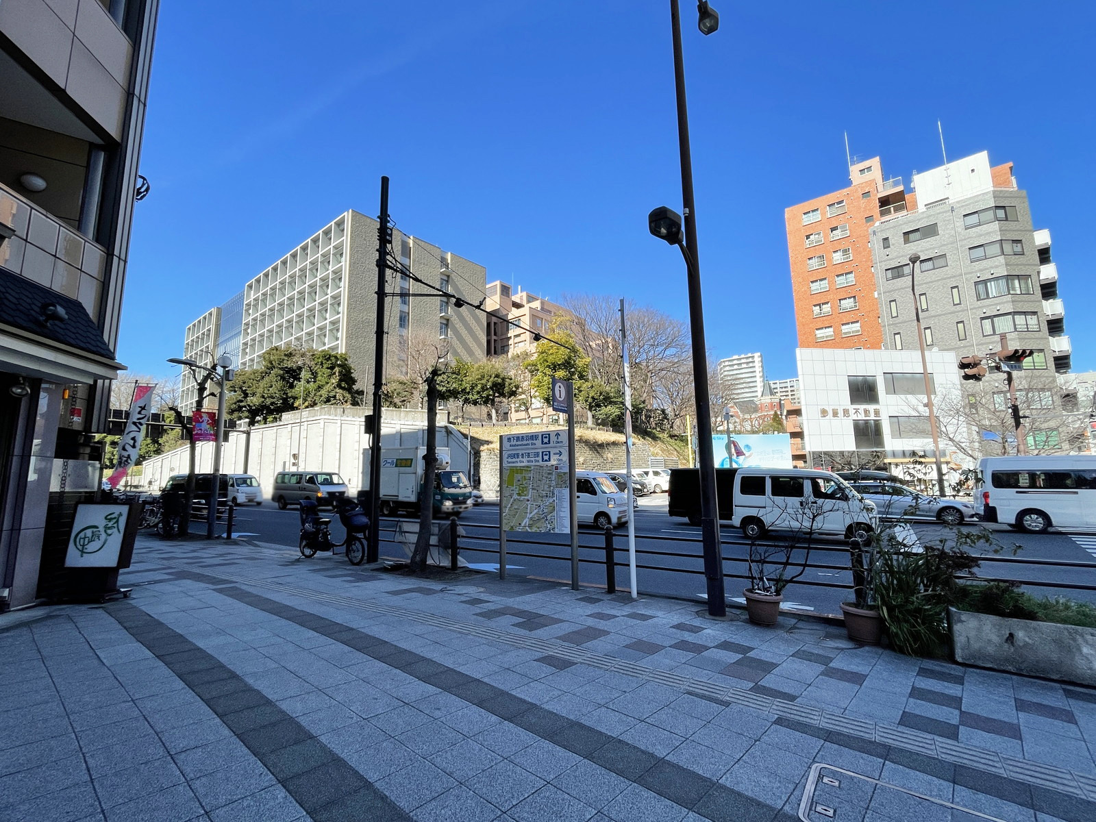 大坂家ビル前面の桜田通り