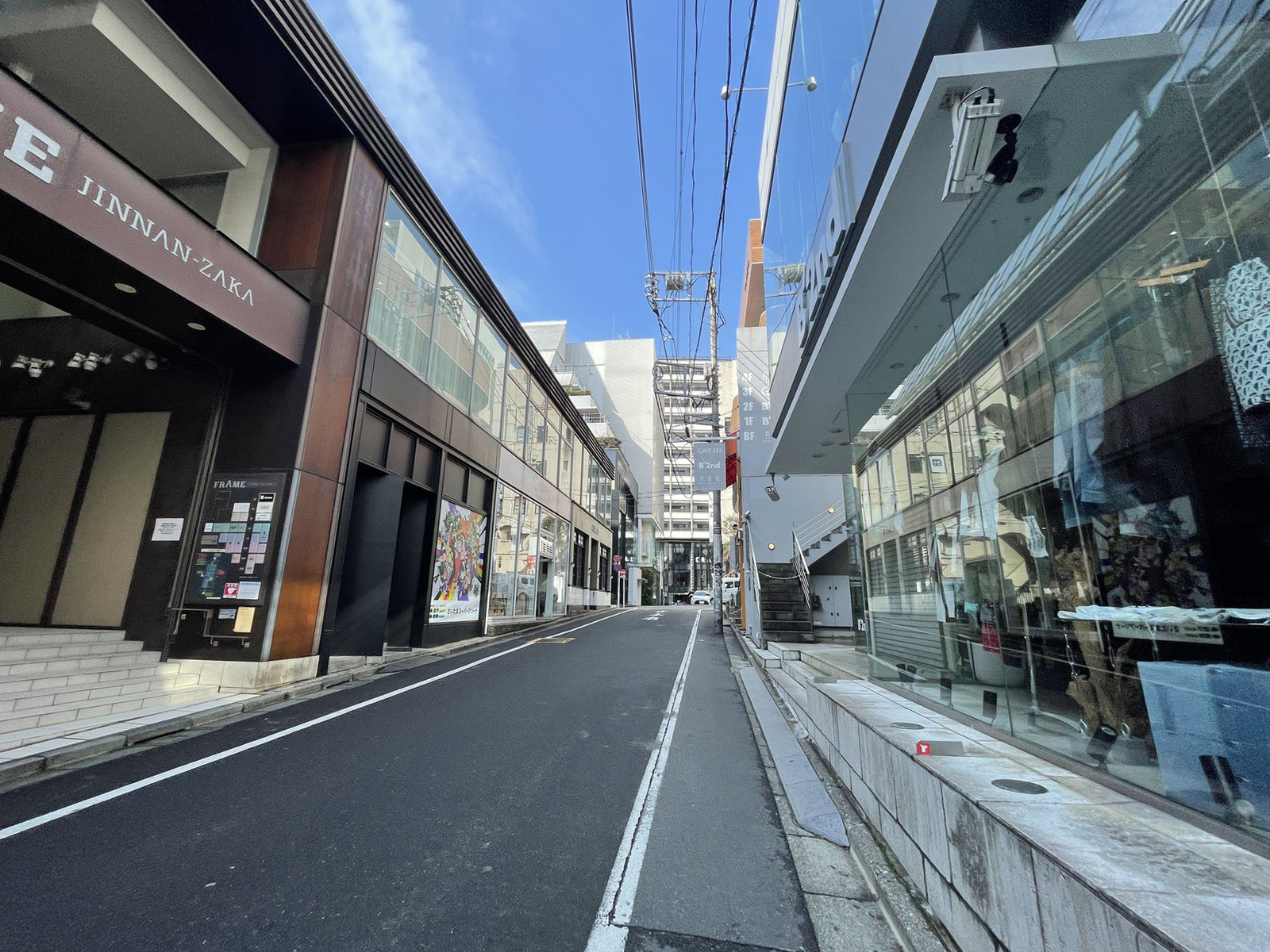 フレーム神南坂前面の通り