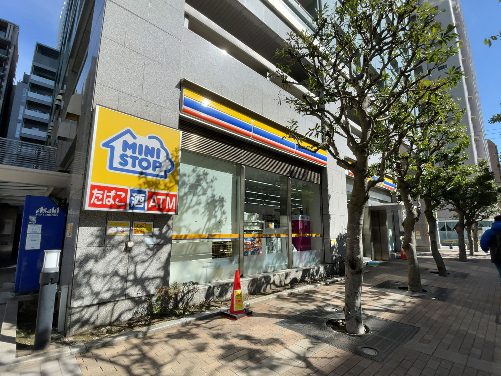 近くのミニストップ 新宿花園通り店