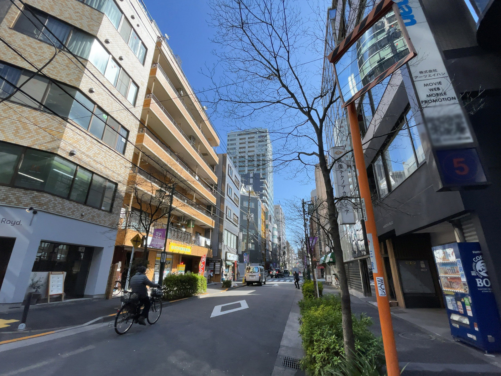 協建新宿1丁目ビル前面の通り