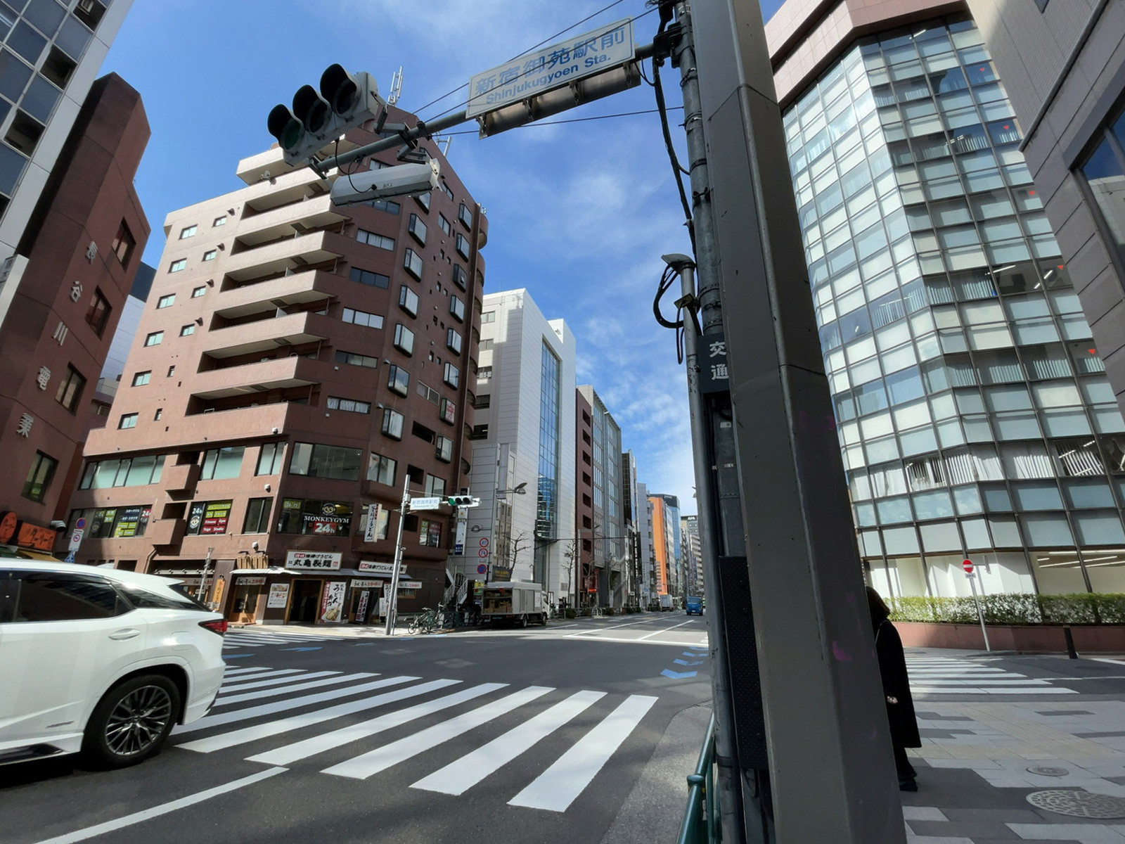 新宿御苑さくらビル前面の新宿通り