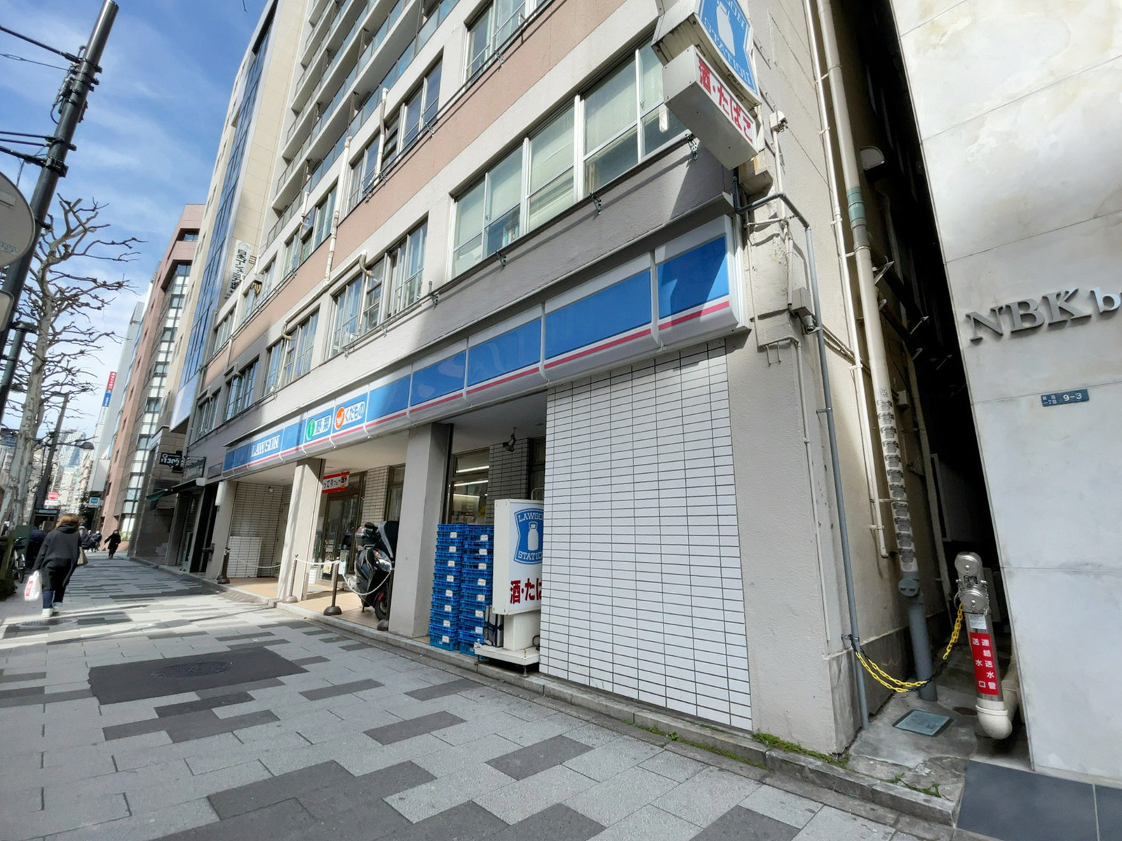 徒歩1分のローソン 新宿御苑駅前店