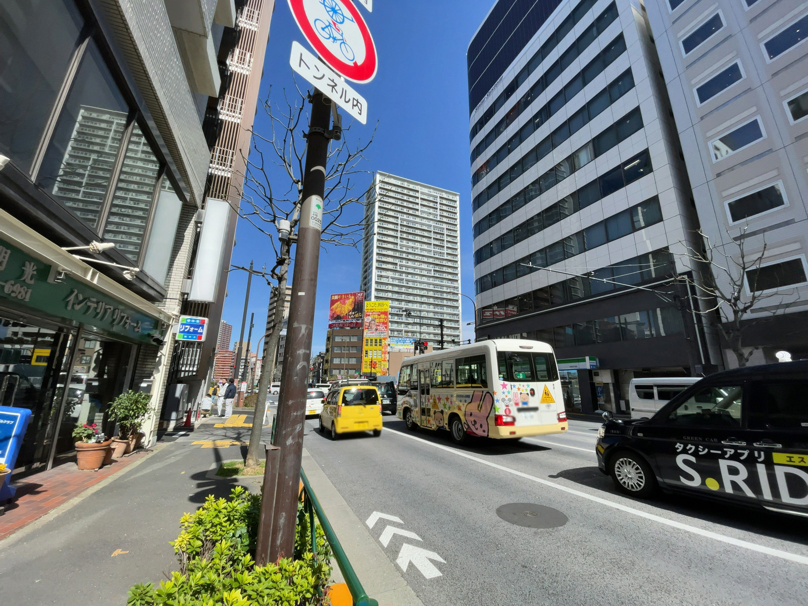 新宿内藤町ハウス前面の通り