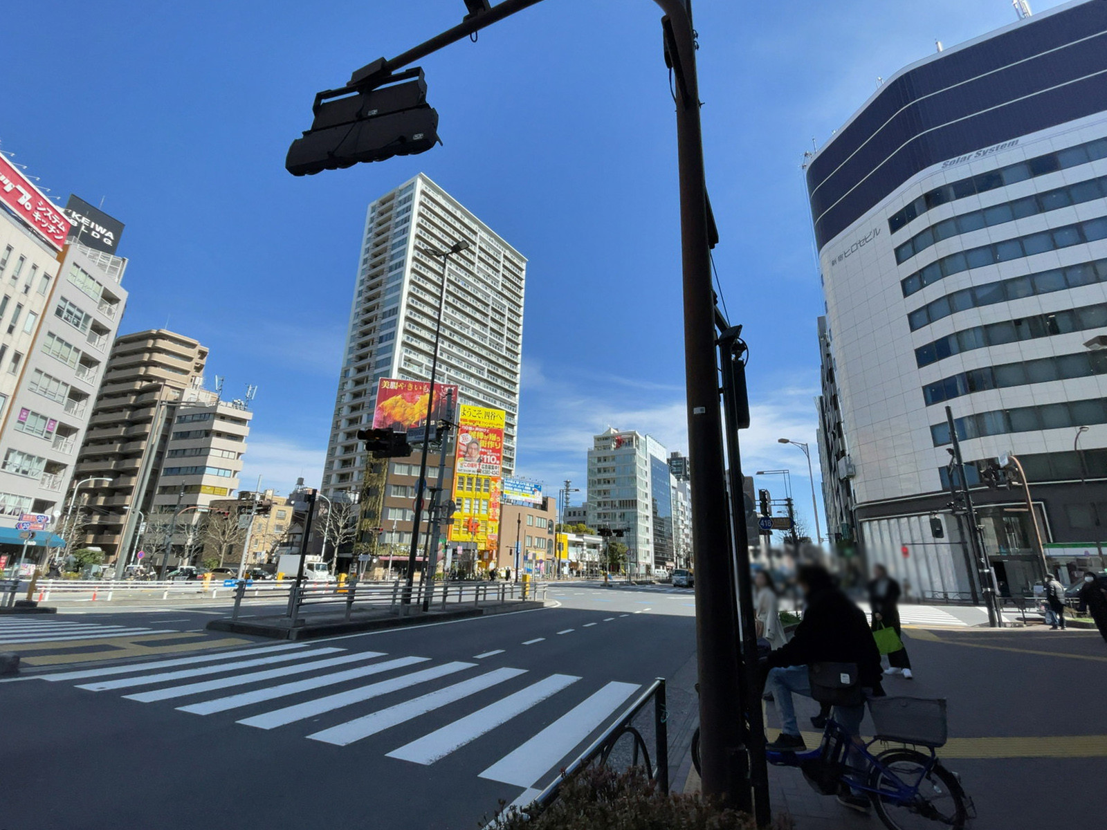 ガーデンクロス新宿御苑前面の通り