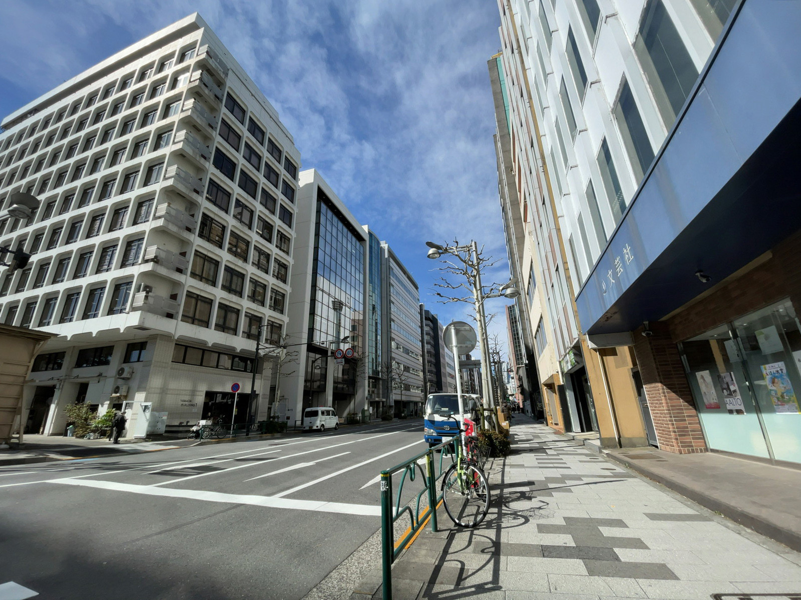 近くの新宿通り