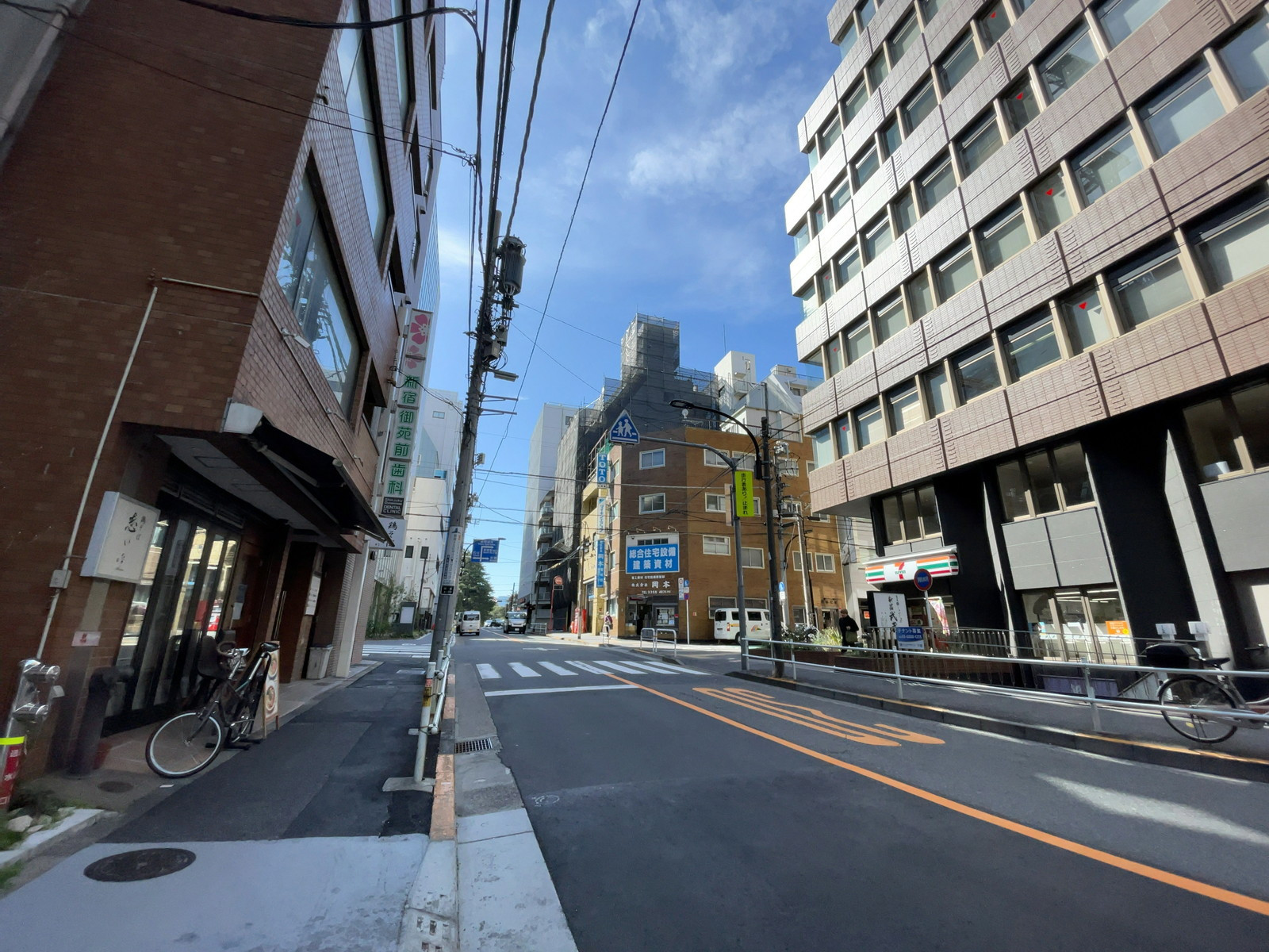 NOVEL WORK 新宿御苑前面の通り