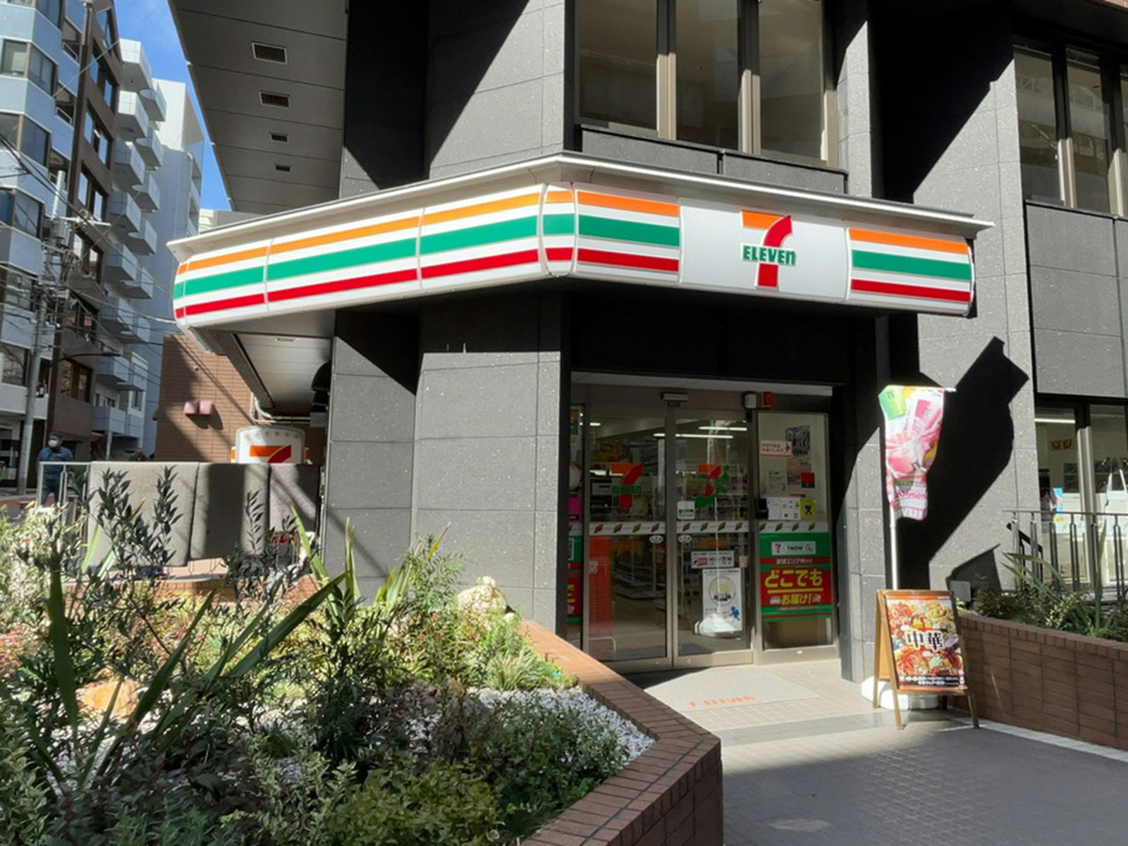 徒歩1分のセブンイレブン 新宿御苑前本通り店