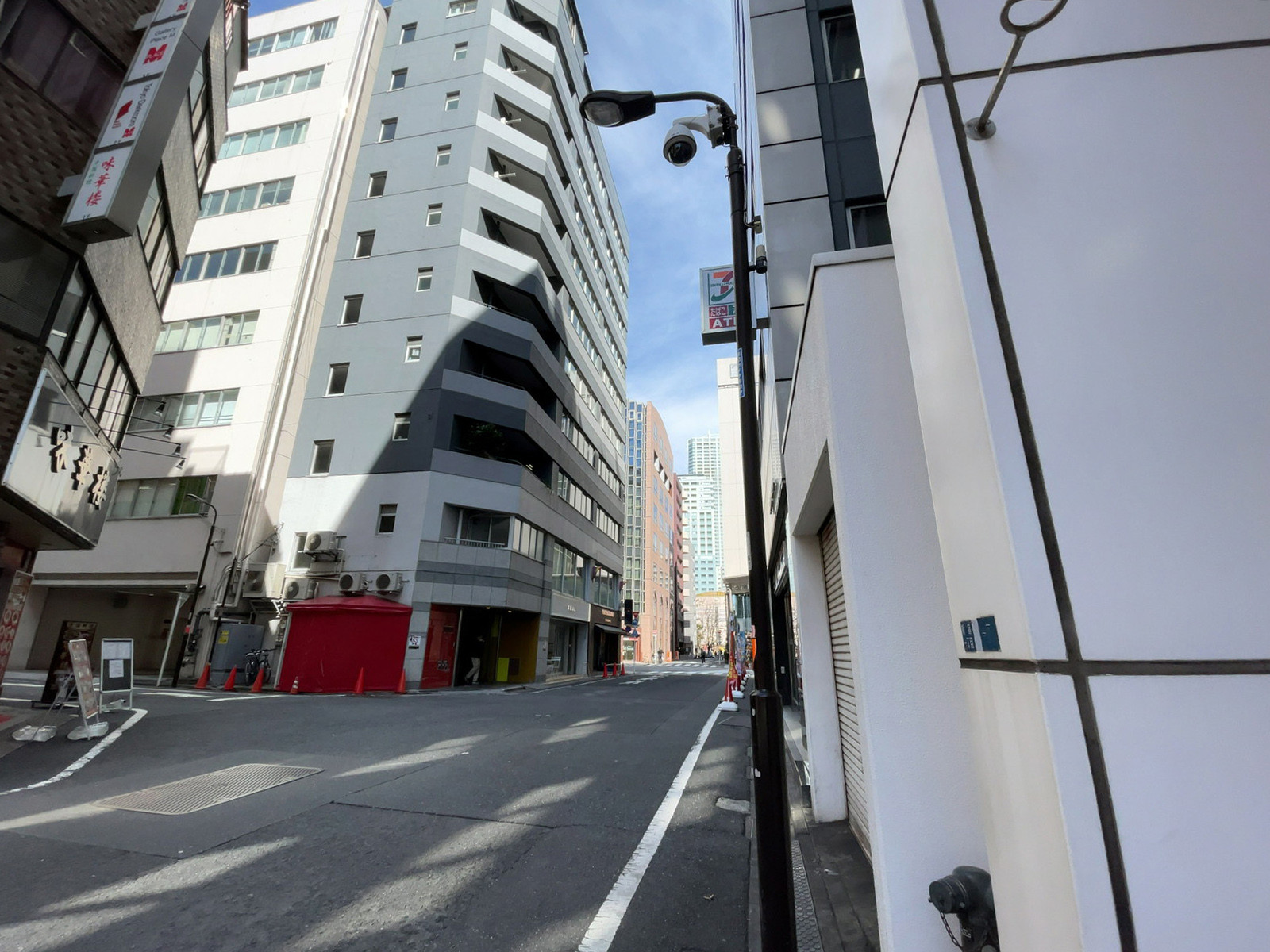 コスモ新宿御苑ビル前面の通り