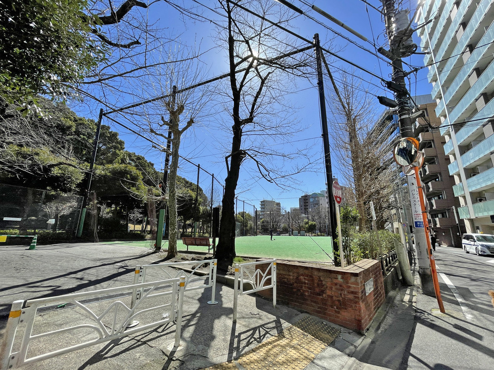 代々木松浦ビル向かいの代々木深町小公園