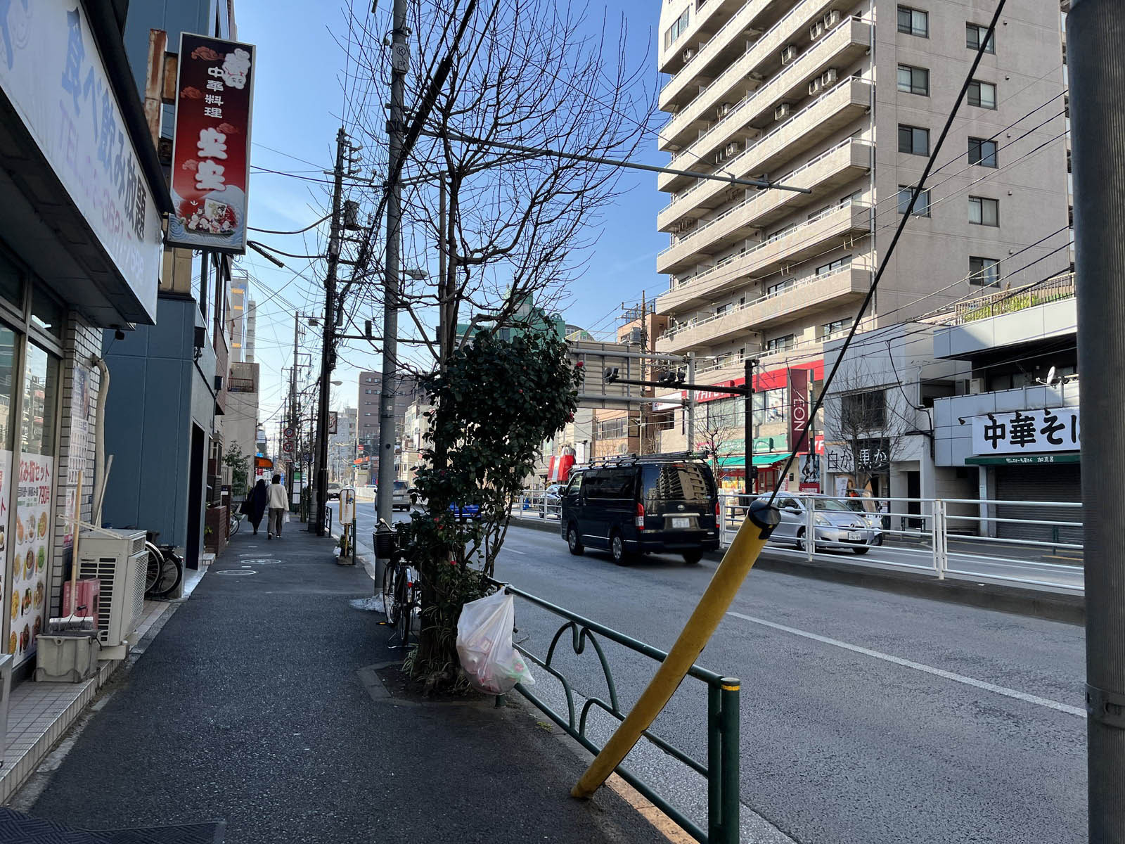 ワイズビル前面の蔵前橋通り