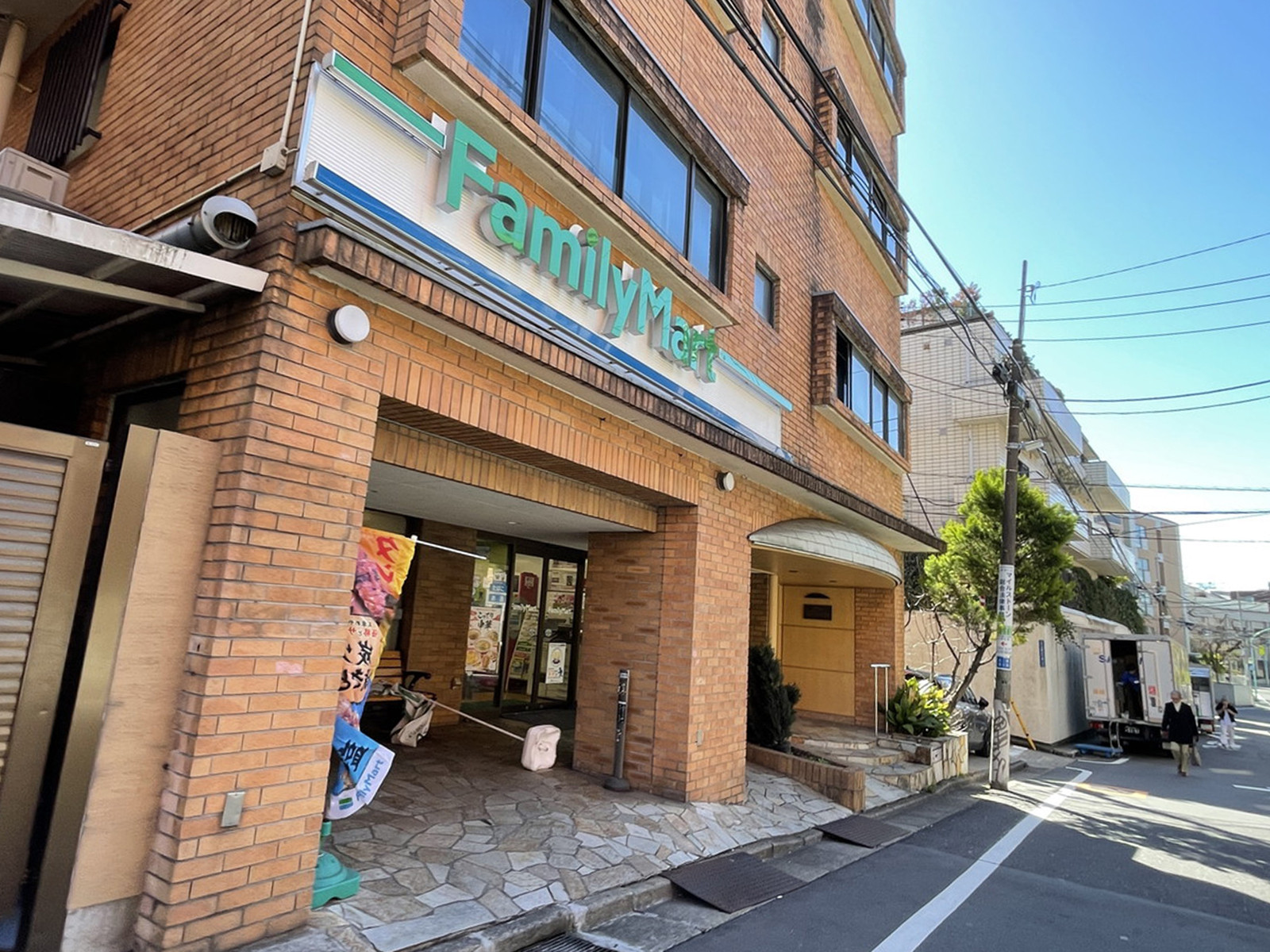 徒歩1分のファミリーマート上原3丁目店