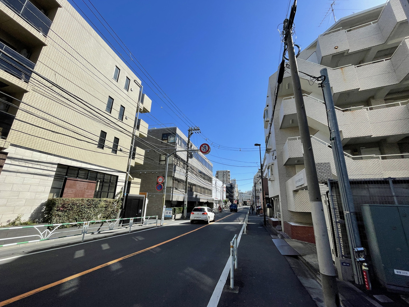 西新宿豊国ビル前面の通り