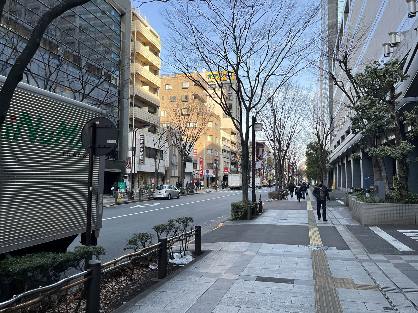 アルカウエスト前面の通り