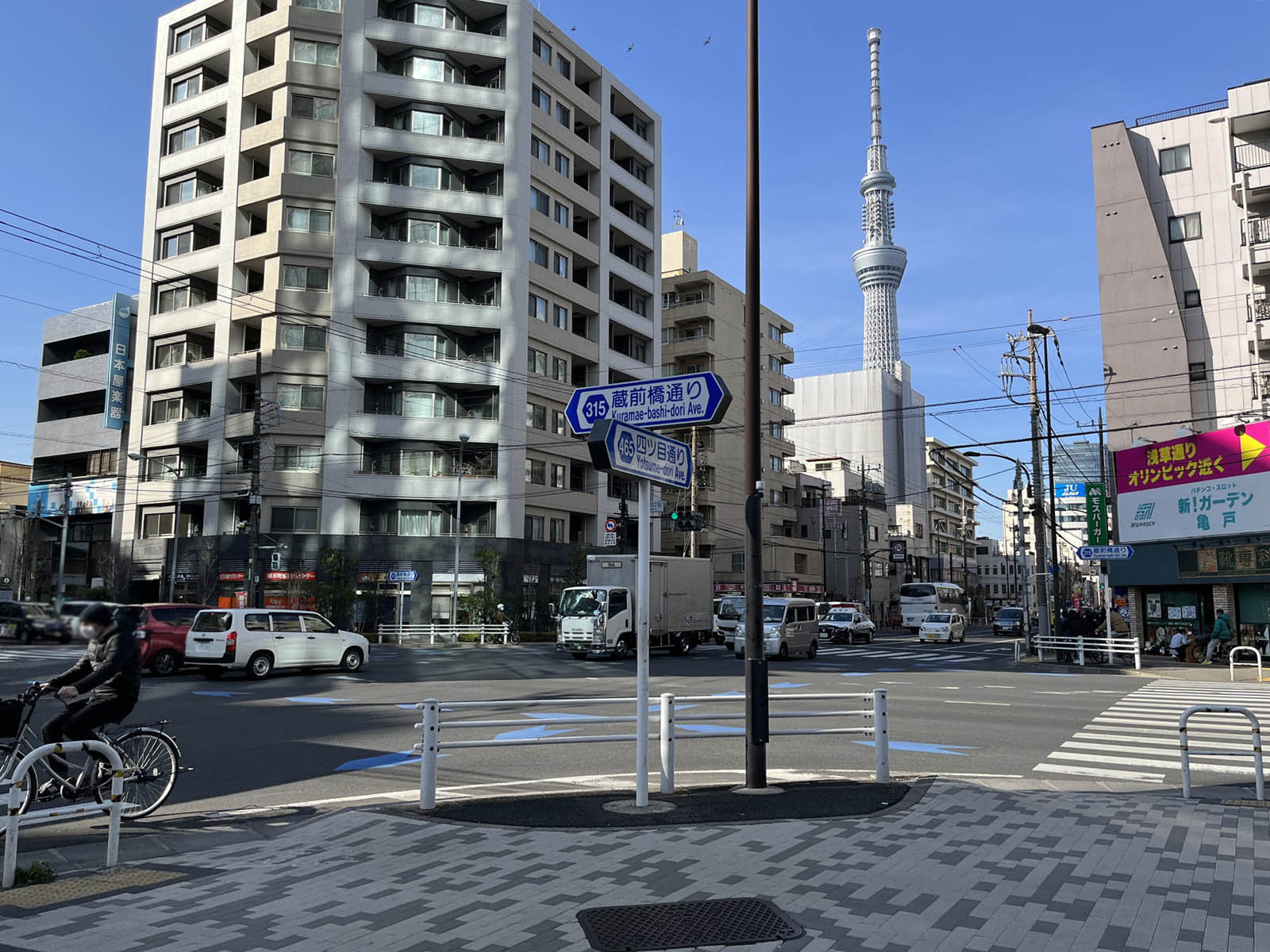オリナスタワー前面の蔵前橋通り