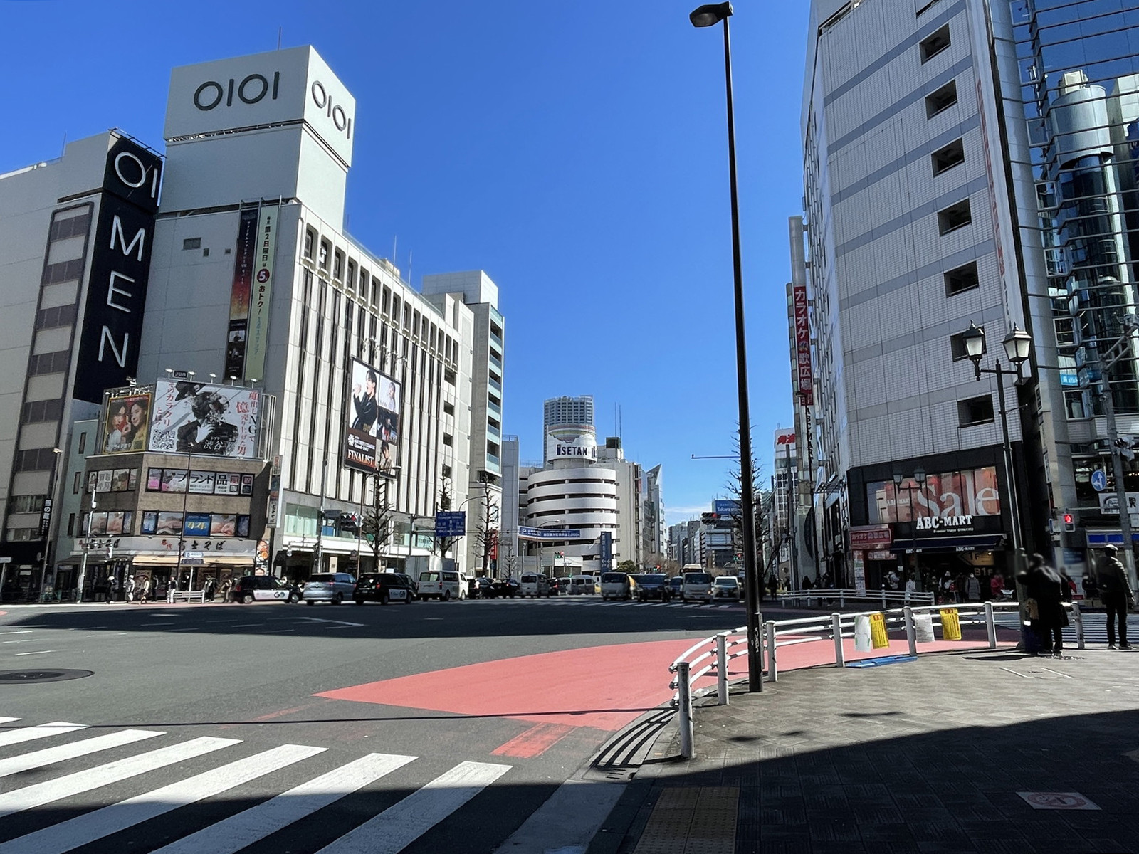 テイケイ新宿ビルヂング前面の靖国通り