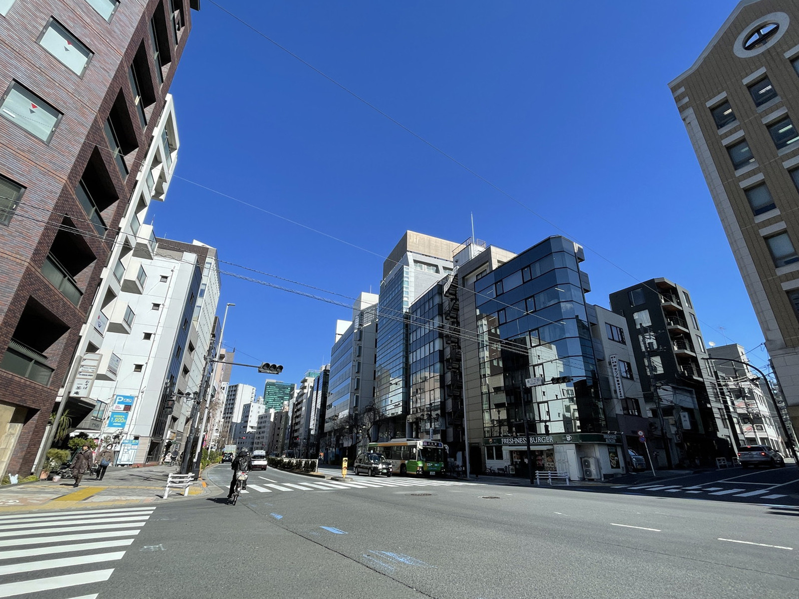 AYビル前面の通り