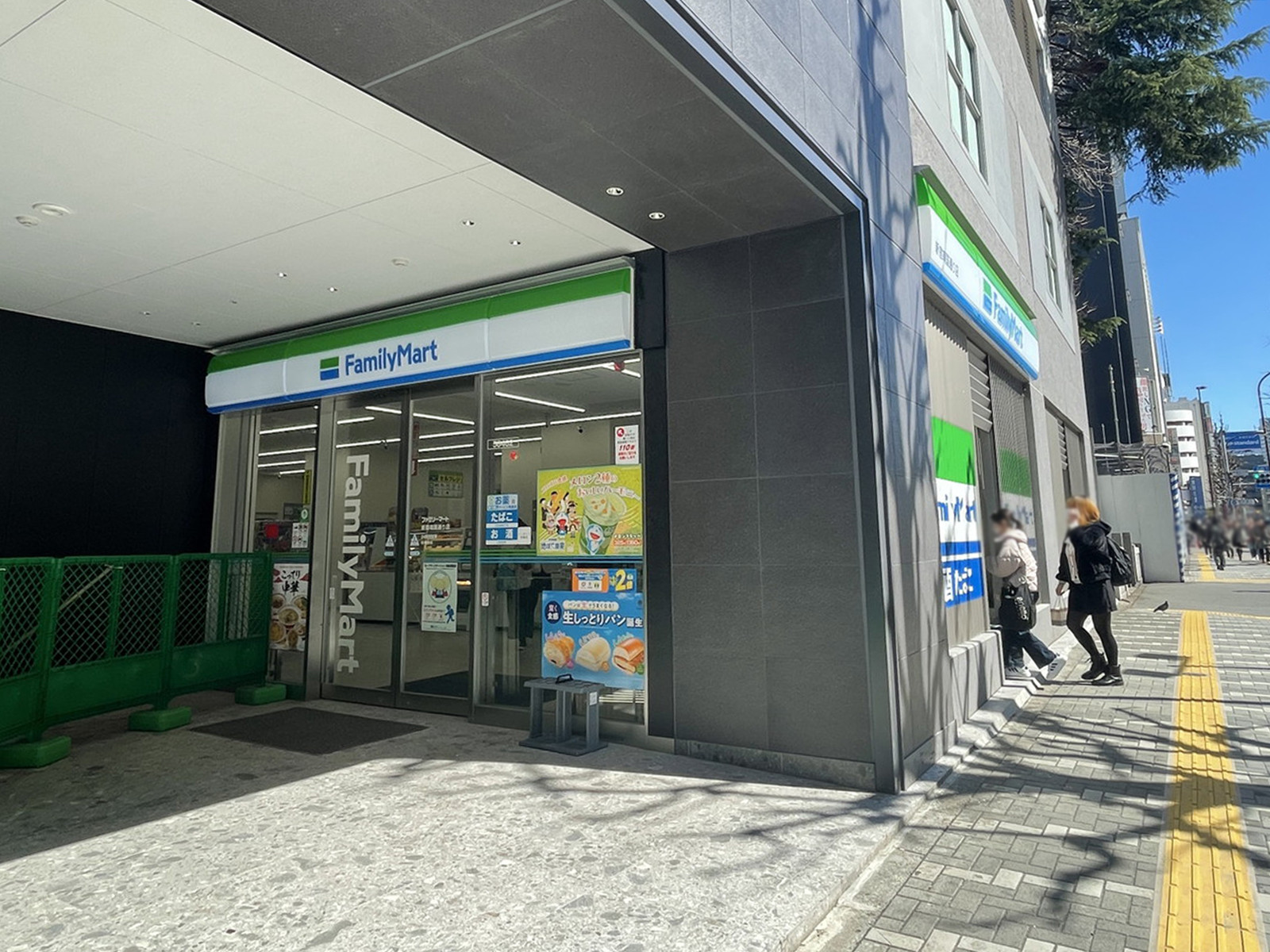 徒歩3分のファミリーマート 新宿靖国通り店