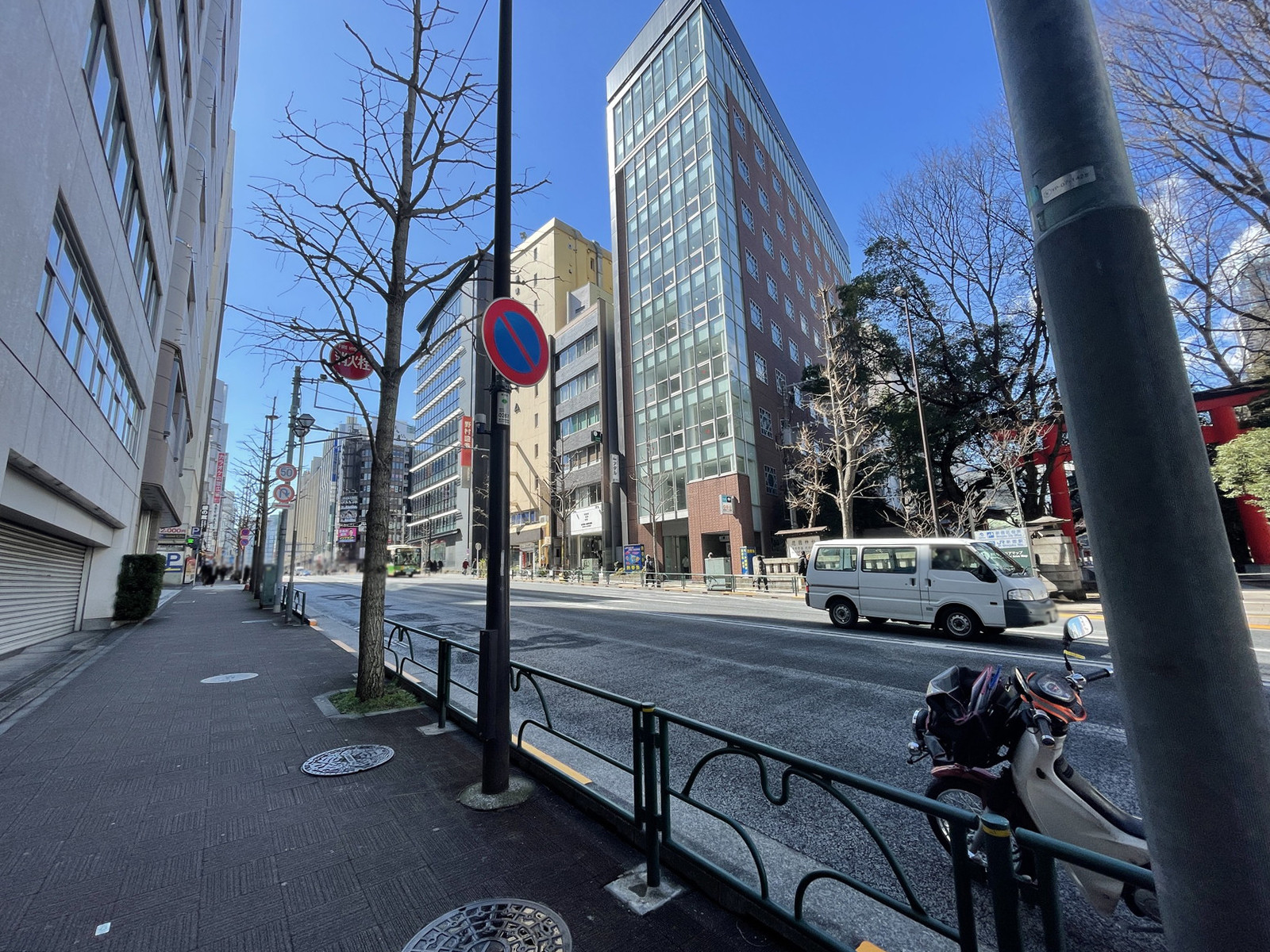 新宿光ビルディング前面の明治通り