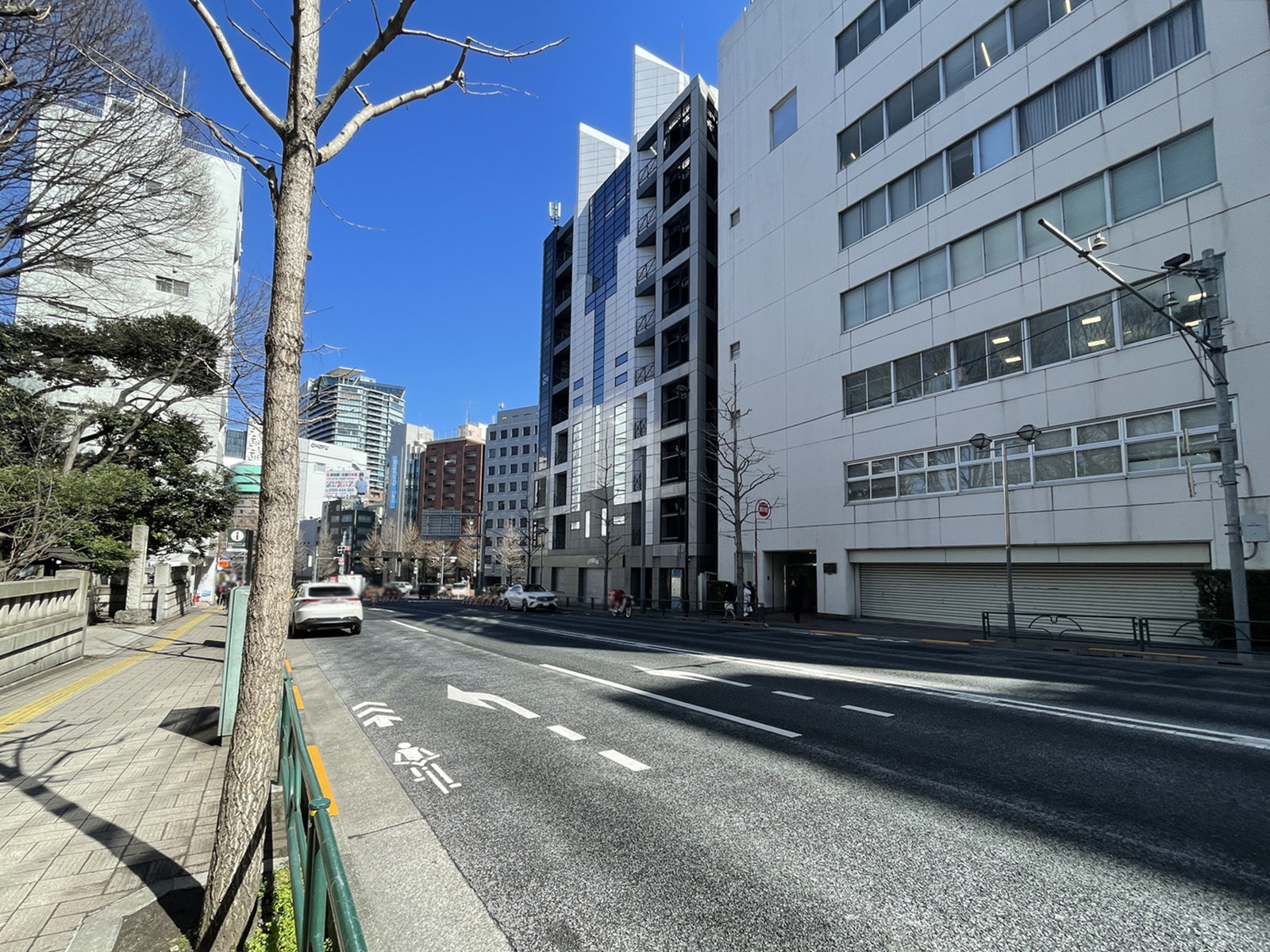 ラウンドクロス新宿5丁目前面の明治通り