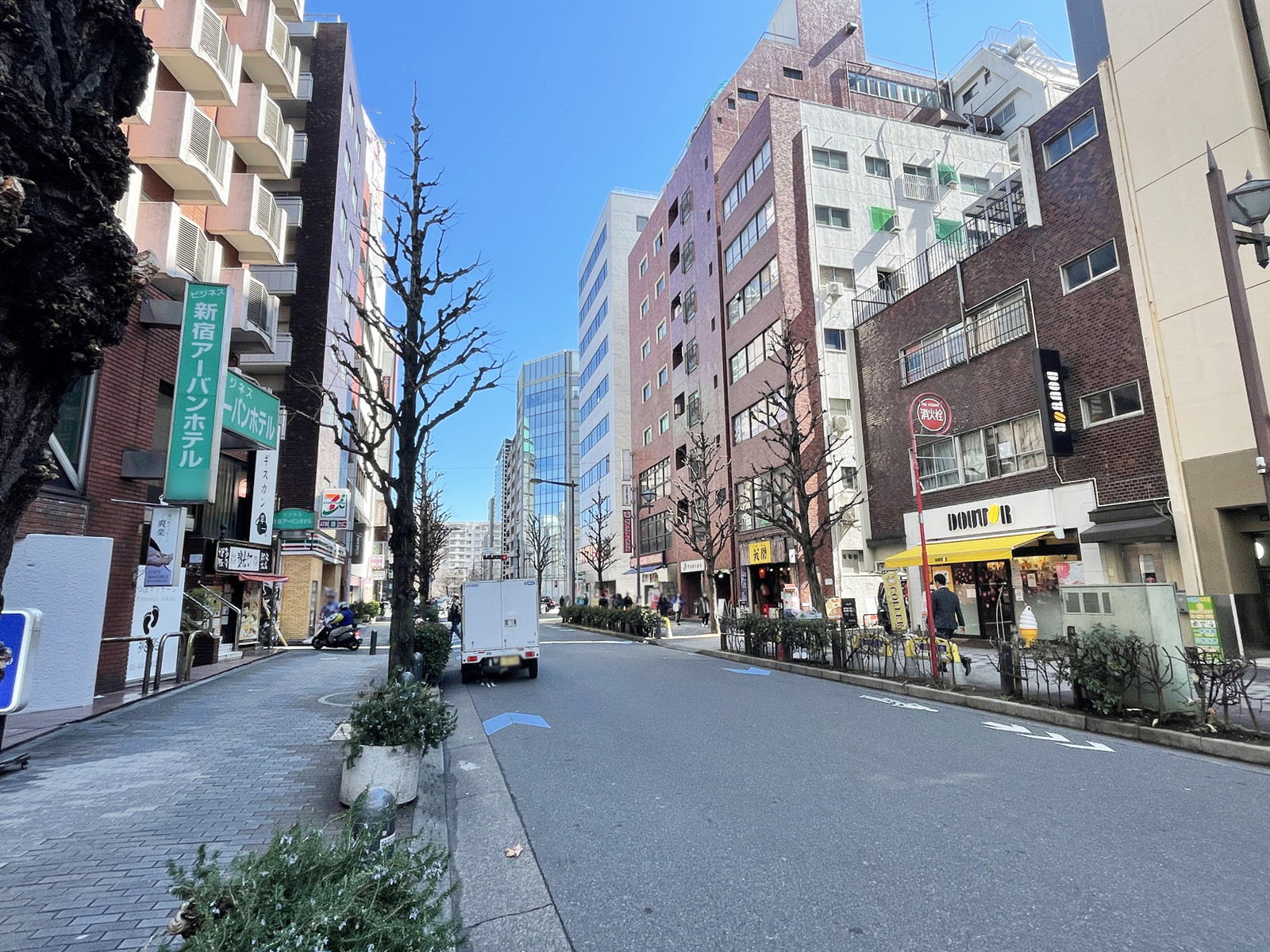 酒井ビル前面の通り