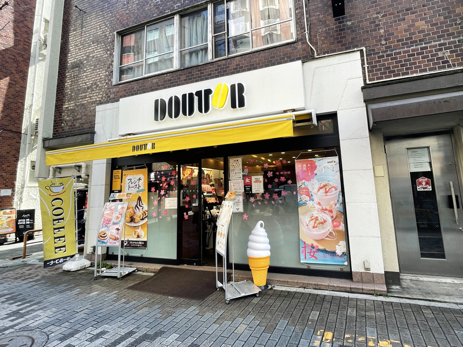 隣のドトールコーヒーショップ 新宿文化センター通り店