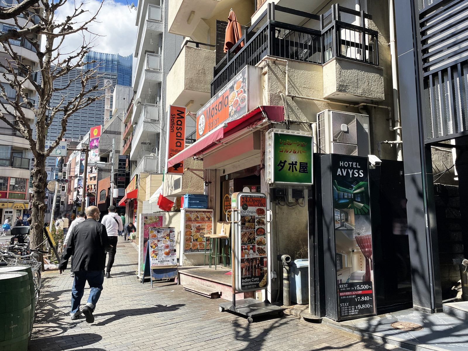 付近には飲食店が充実
